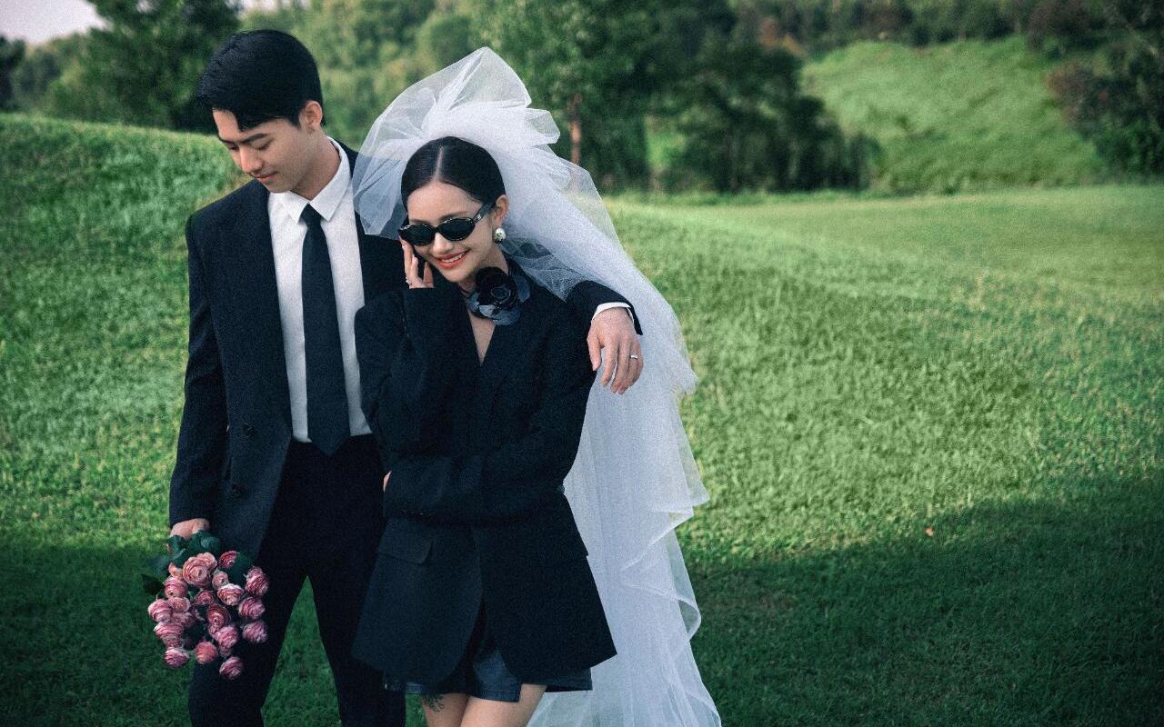 草坪甜酷風(fēng)婚紗照
