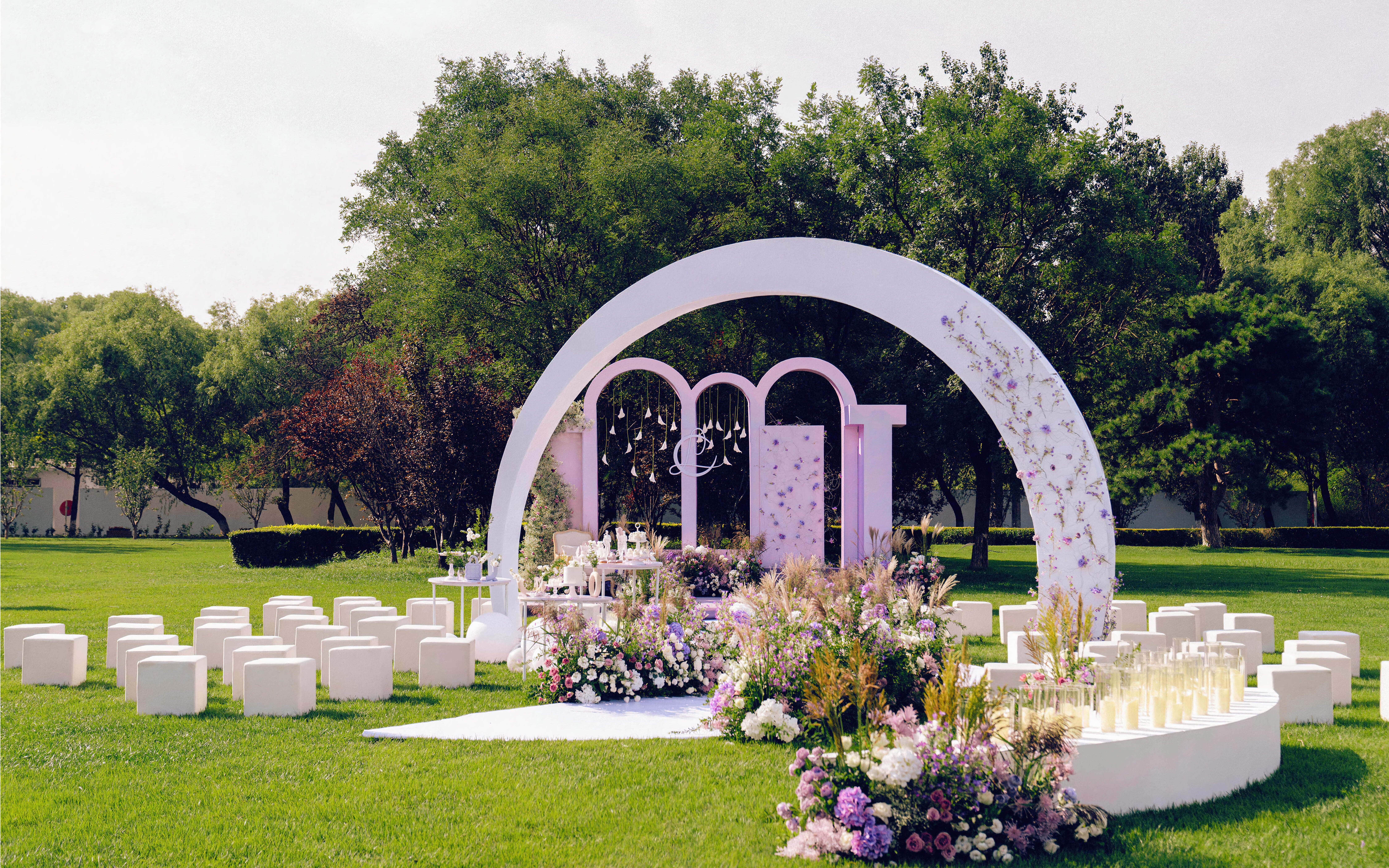 春日宴丨那就办一场治愈系紫色草坪婚礼吧