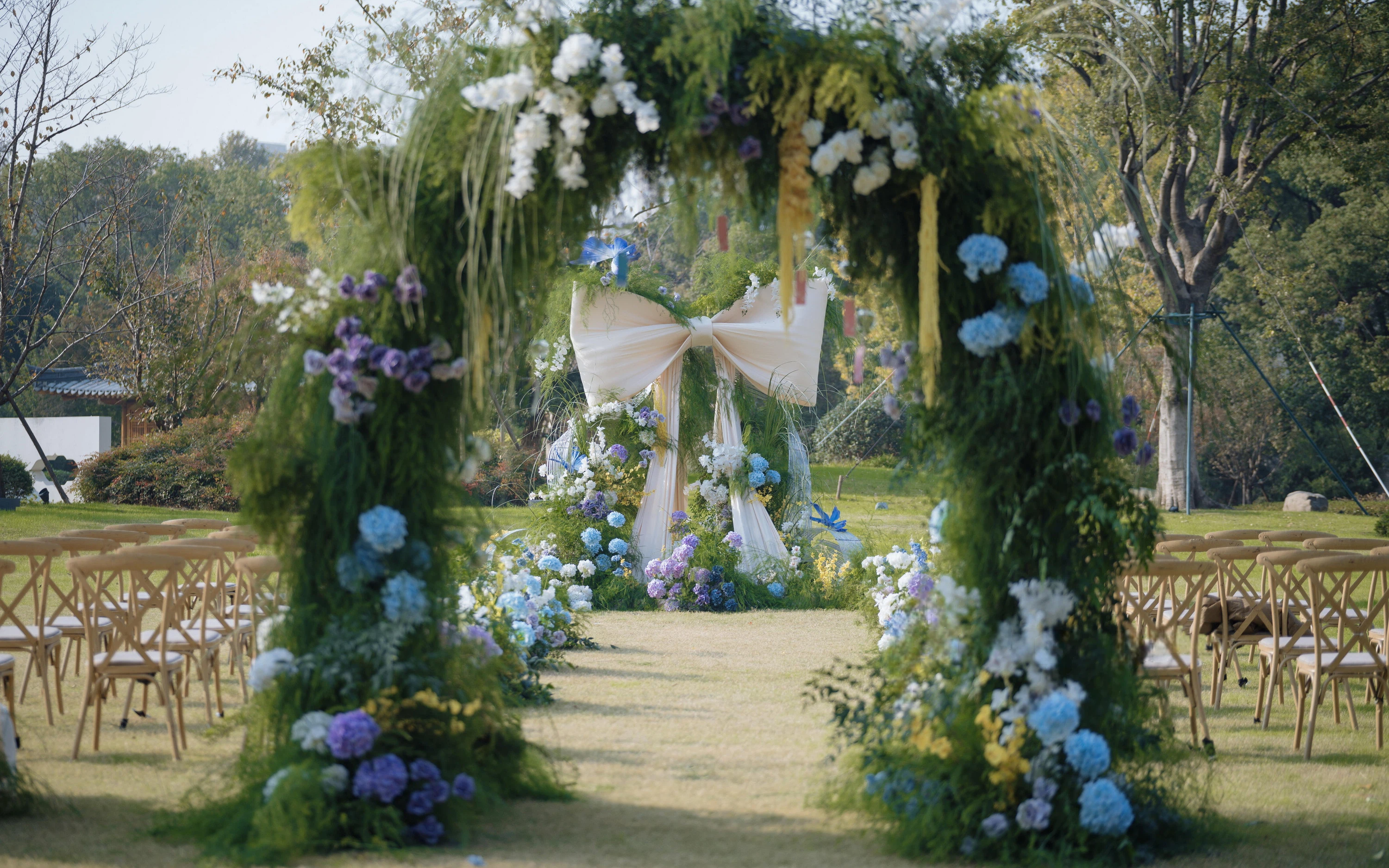 小眾夢幻蝴蝶結紫色草坪婚禮