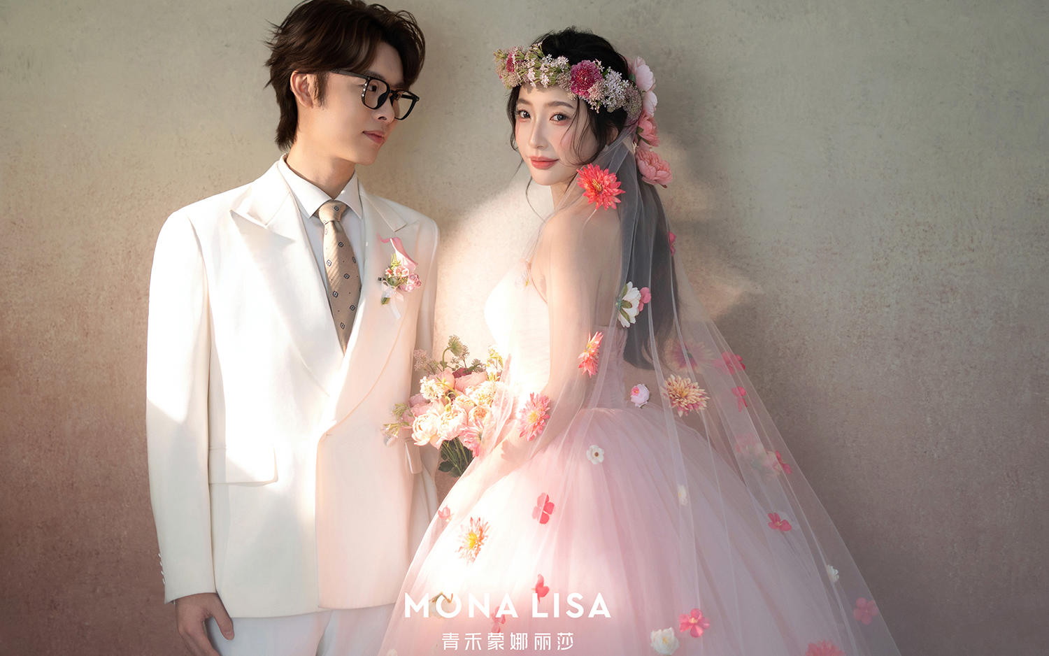 浪漫内景花园婚纱照｜粉色花朵婚纱中的幻想