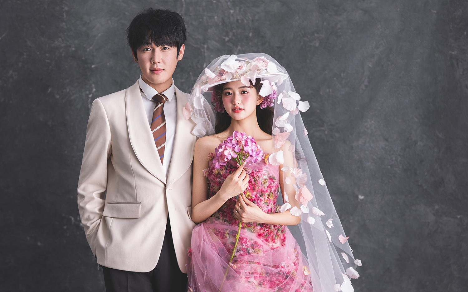 粉色鲜花复古油画婚纱照｜浪漫与优雅的融合