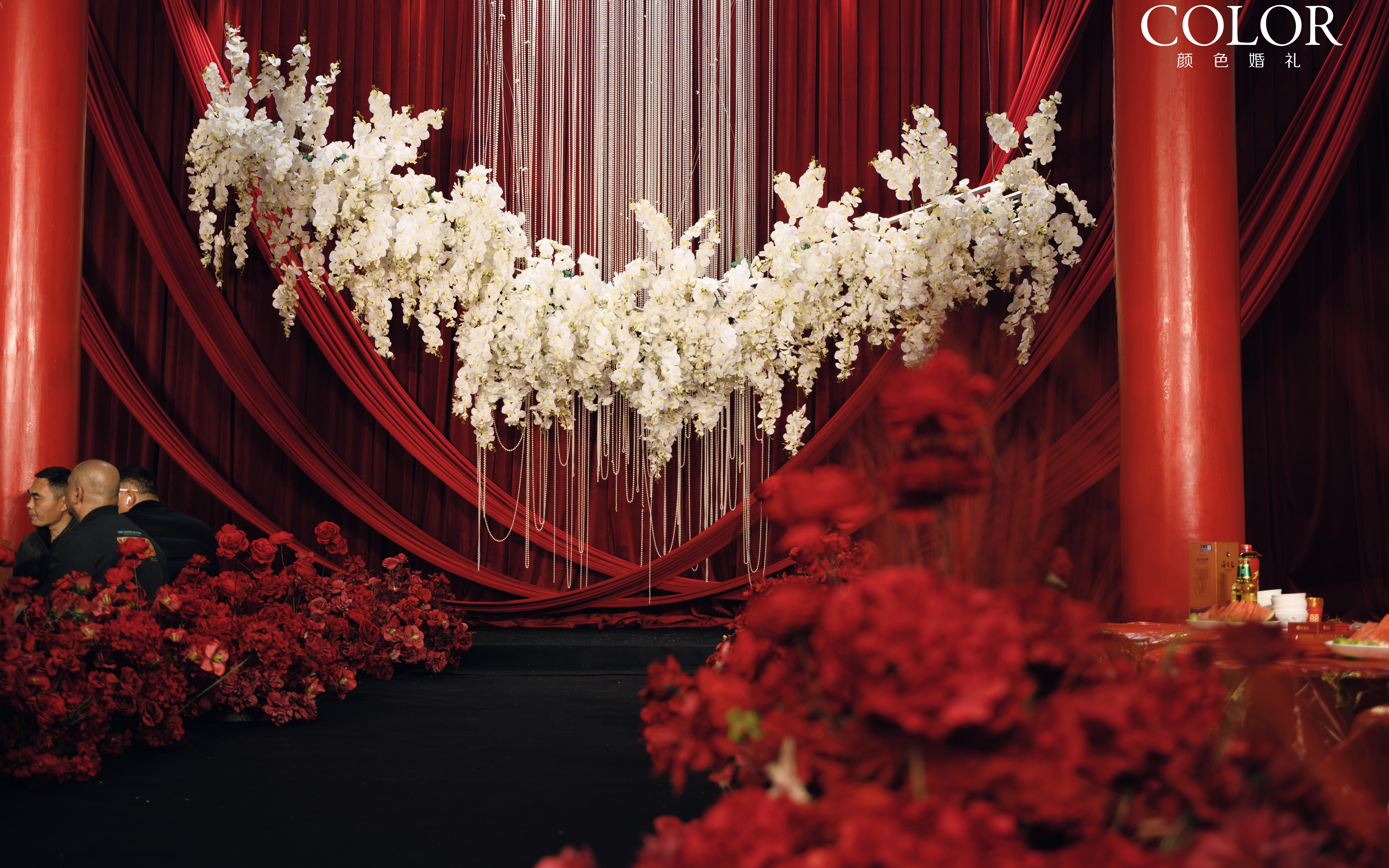 朱红布幔映衬宗祠