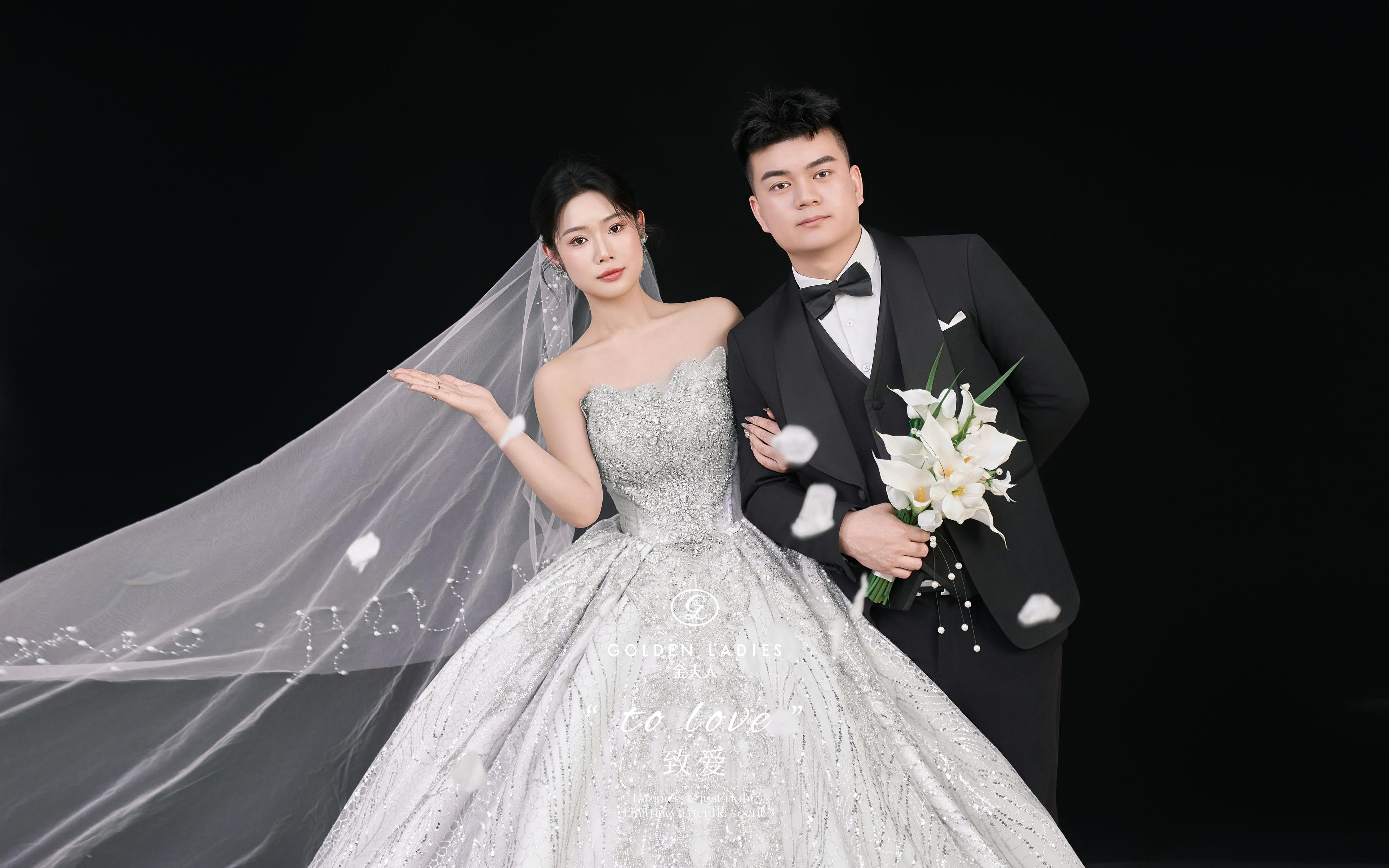 黑背景緞面婚紗｜自帶電影濾鏡的高級(jí)甜??