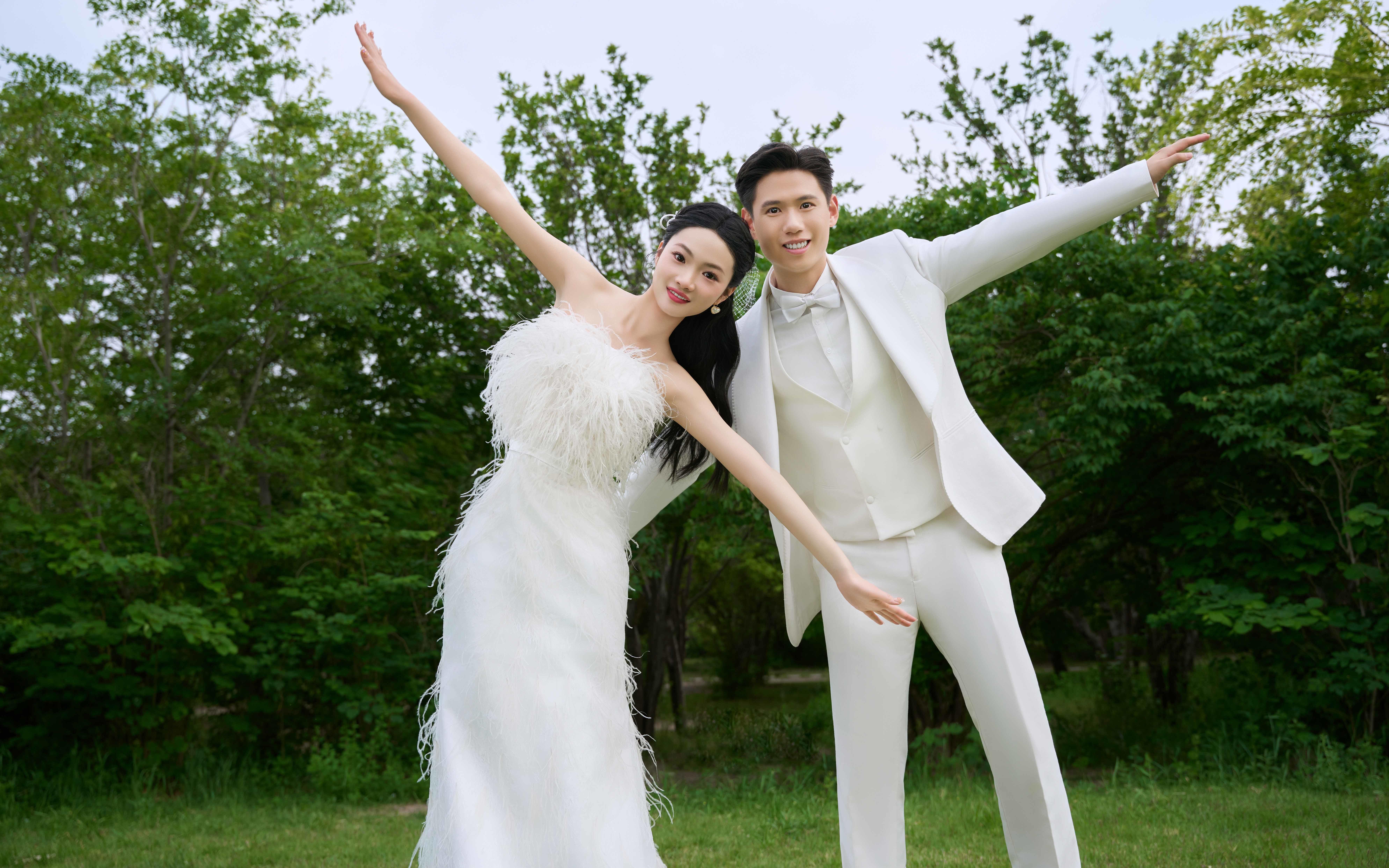 拿捏甜酷风草坪婚纱照