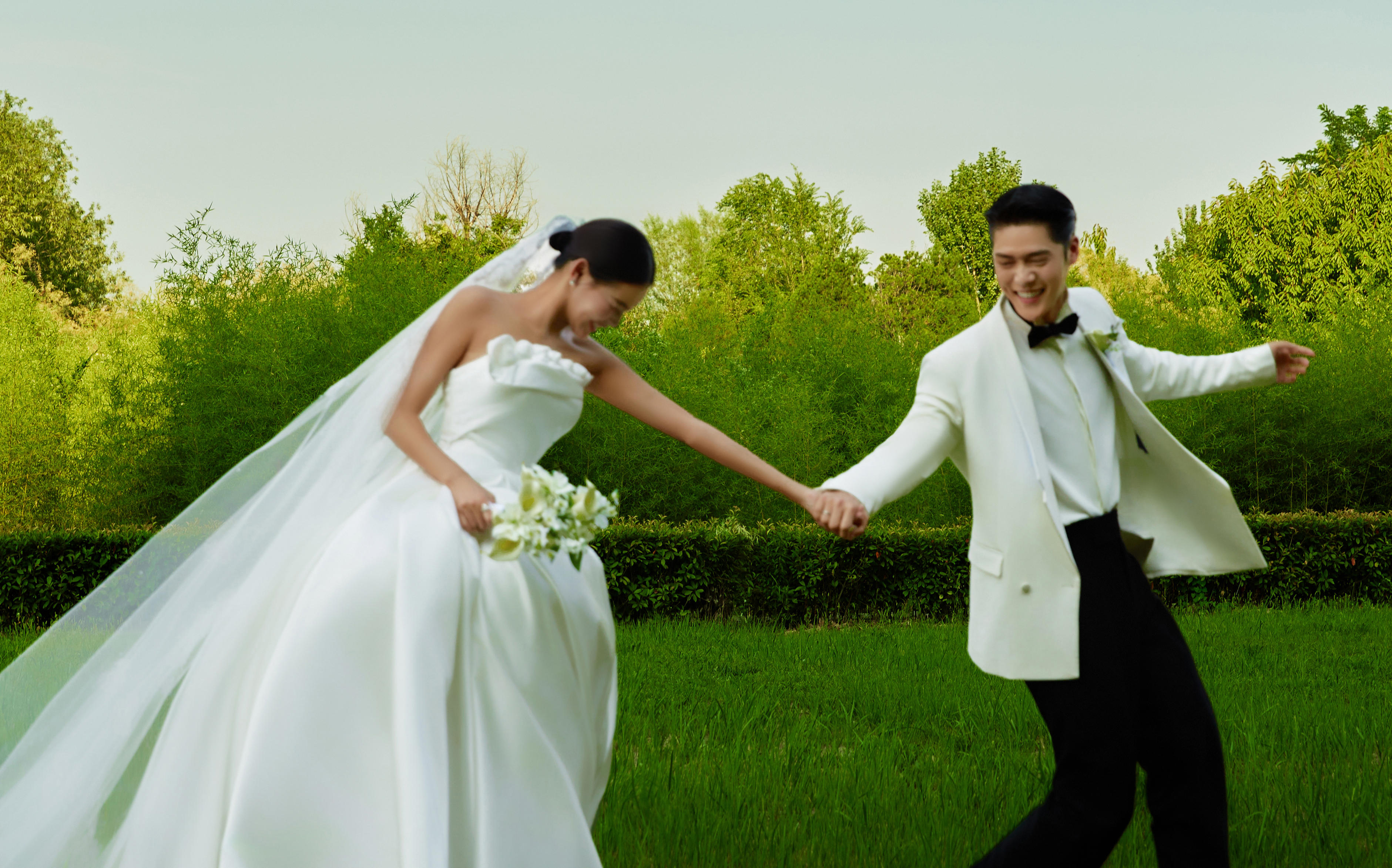 美到犯规！！电影感超强的森系草坪婚纱照