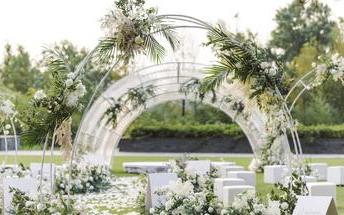 白绿清新简约小型草坪婚礼