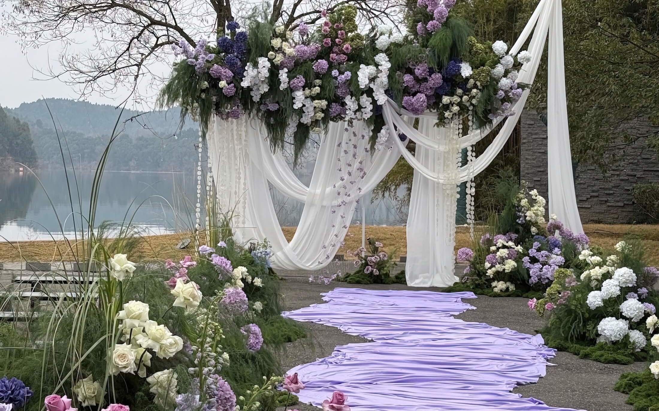 白紫色花园风春日湖边婚礼