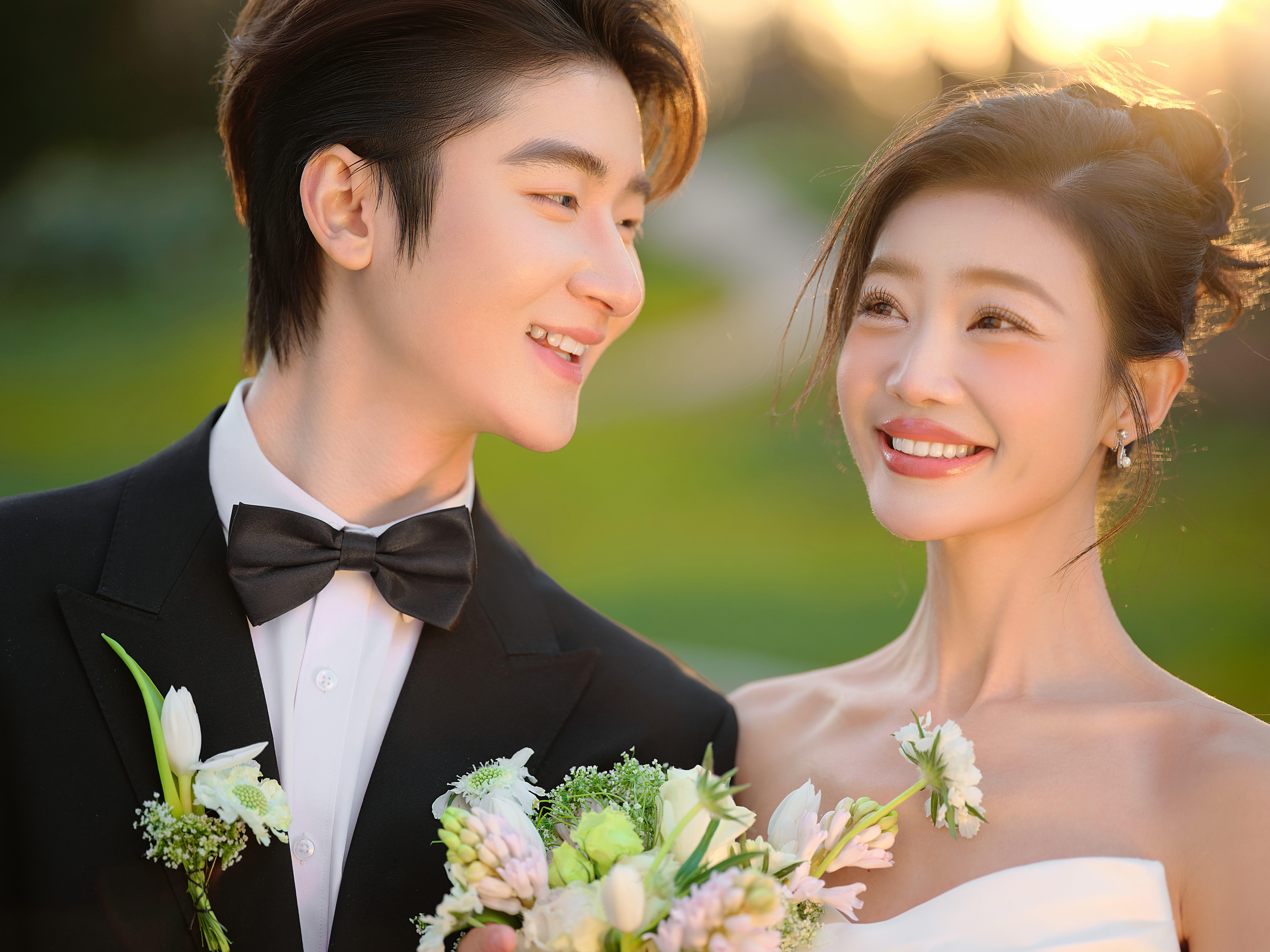 00后松弛感拉满的草坪森系婚纱照