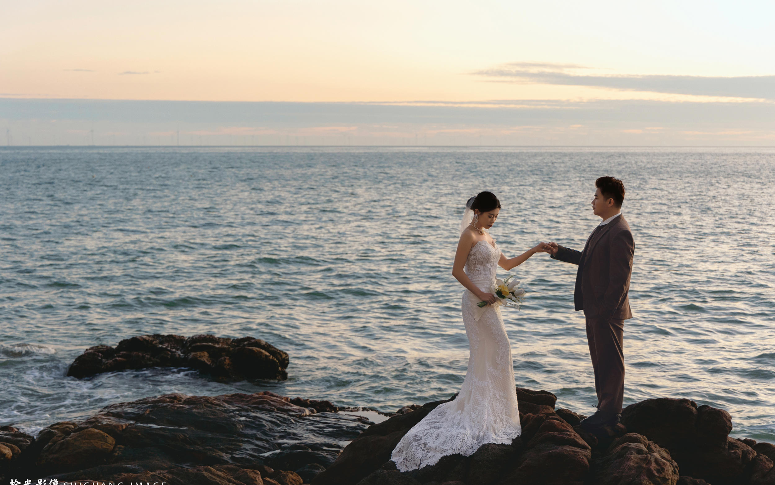 很难不心动💞海边礁石婚纱照的浪漫🌷