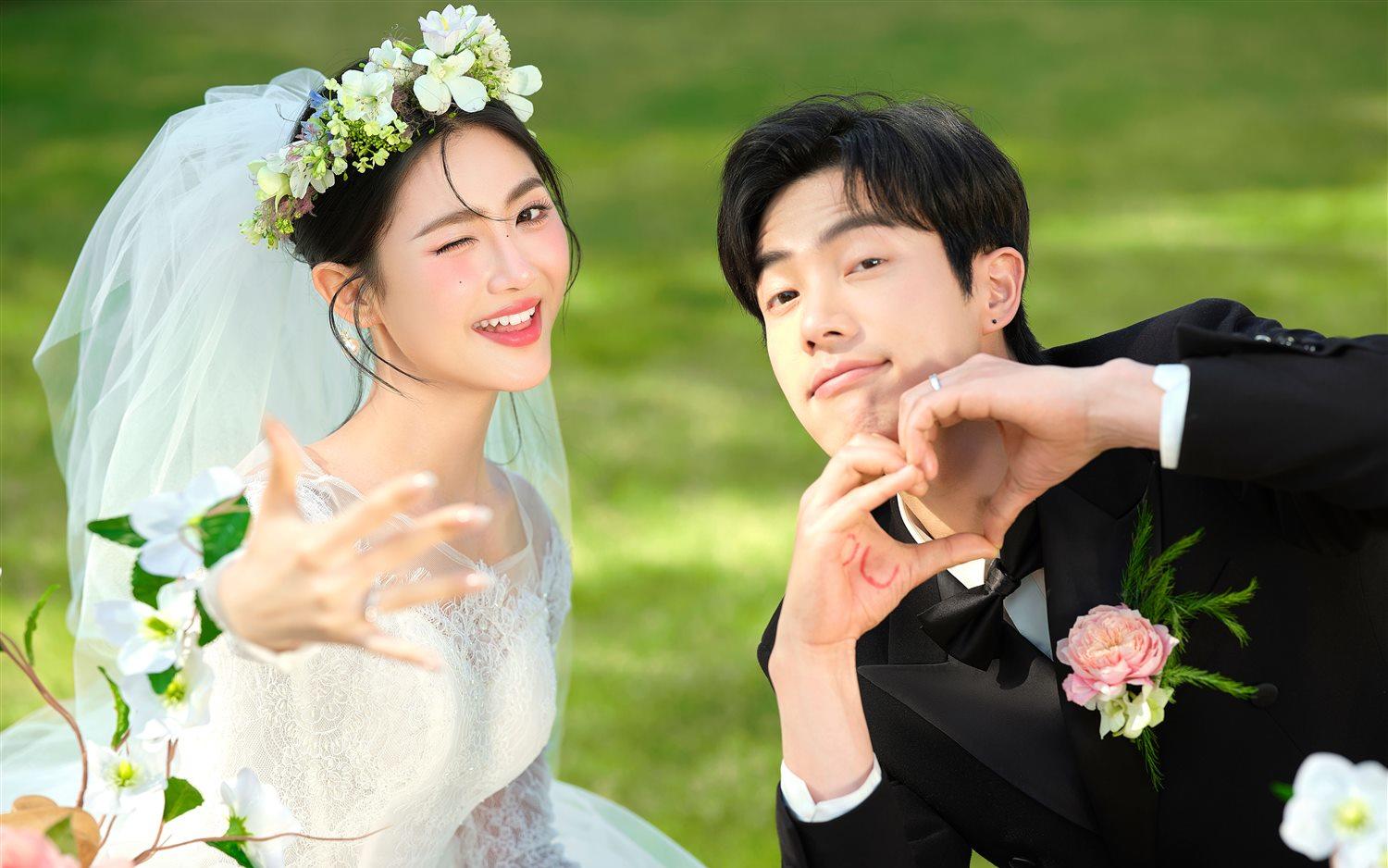 是浪漫到心坎的森系草坪婚纱照呀😍