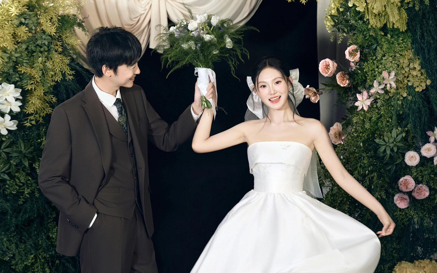 把婚禮現(xiàn)場搬進(jìn)了婚紗照?。?！愛慘了??