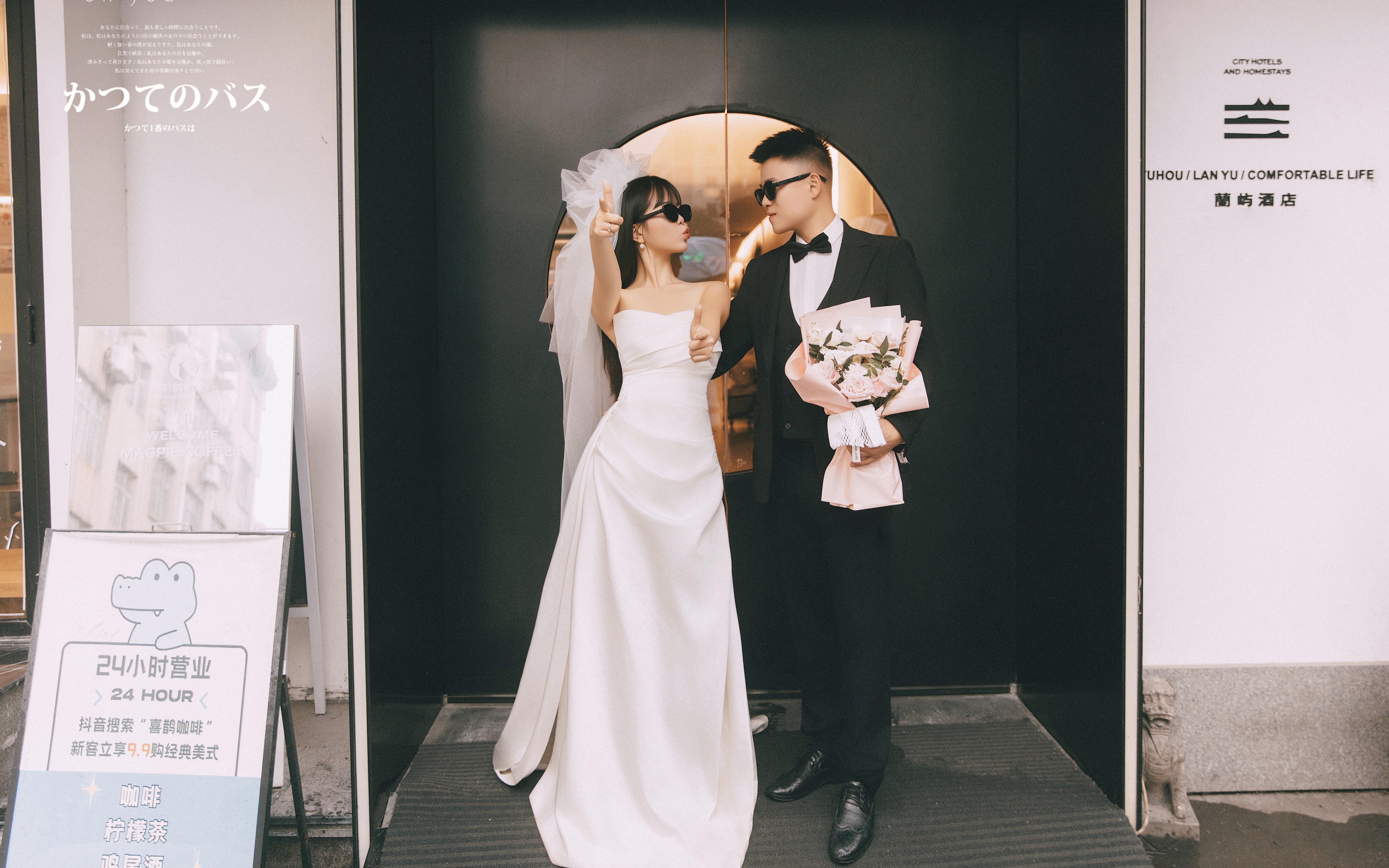 在咖啡馆拍出了甜酷胶片婚纱照