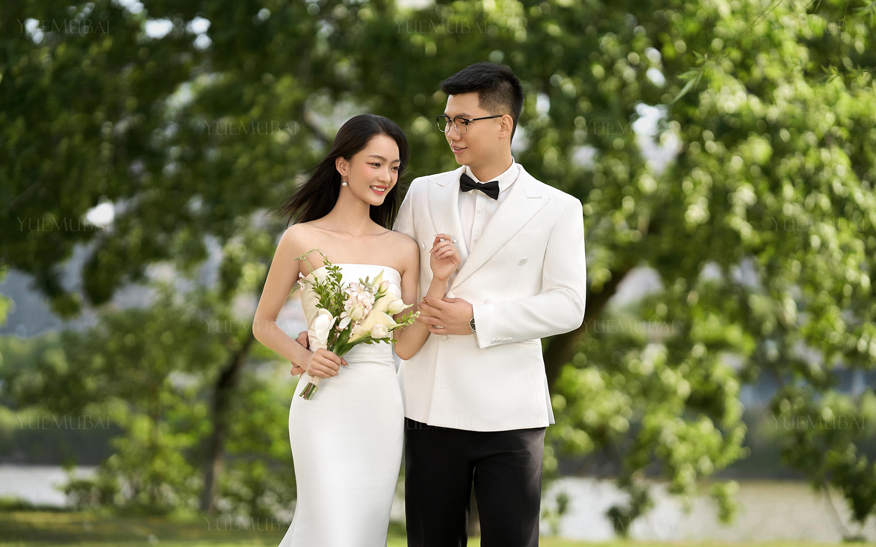 客片分享 | 被亲友夸爆的清新草坪婚纱照