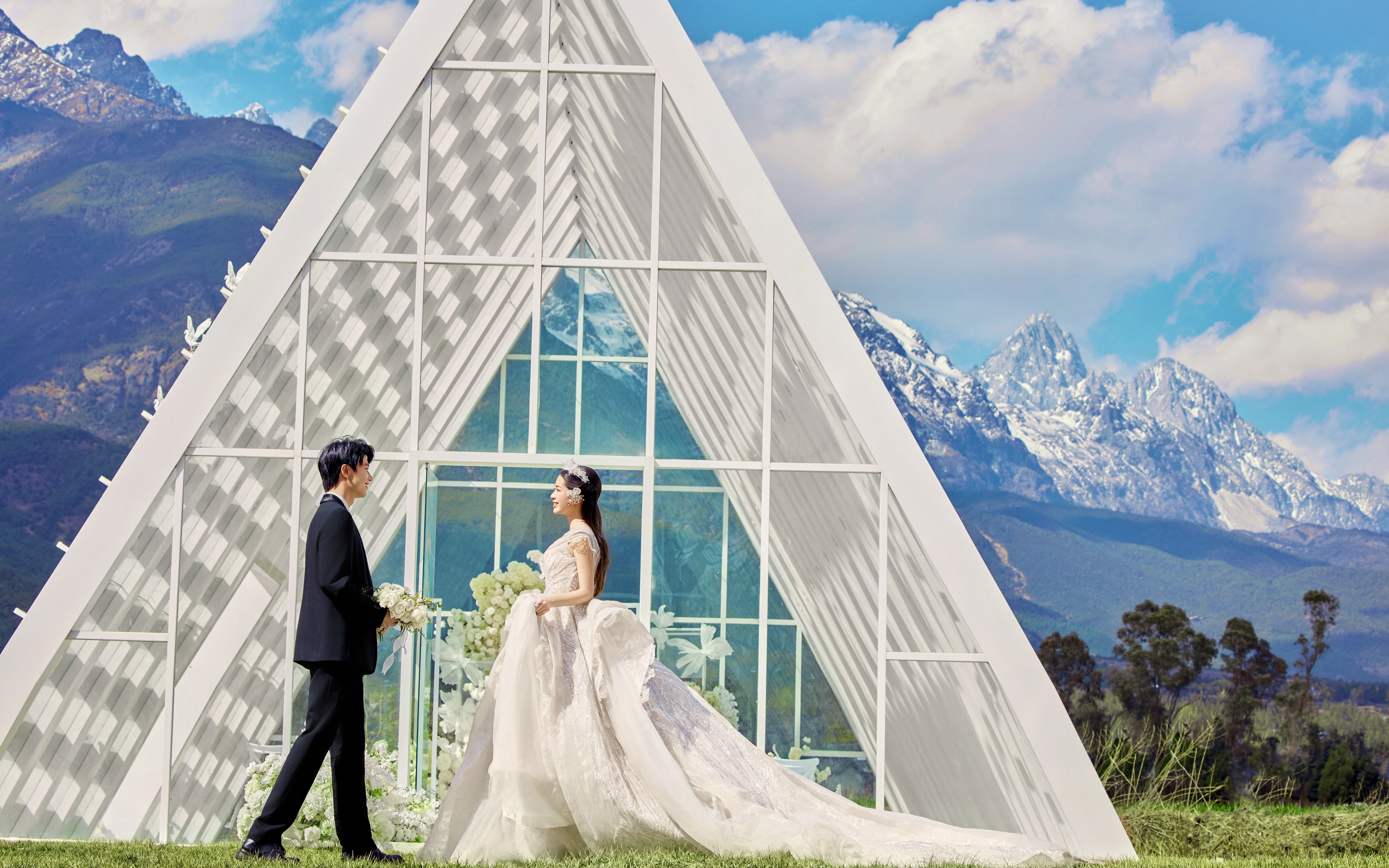 背靠玉龙雪山，这座玻璃教堂婚纱照圆满我的婚礼梦