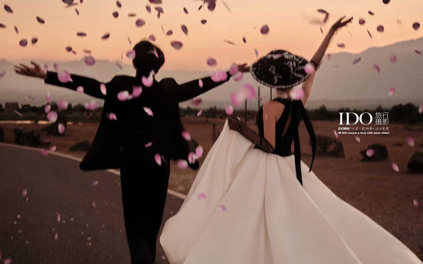 落日外景｜复古黑纱白纱混搭婚纱照