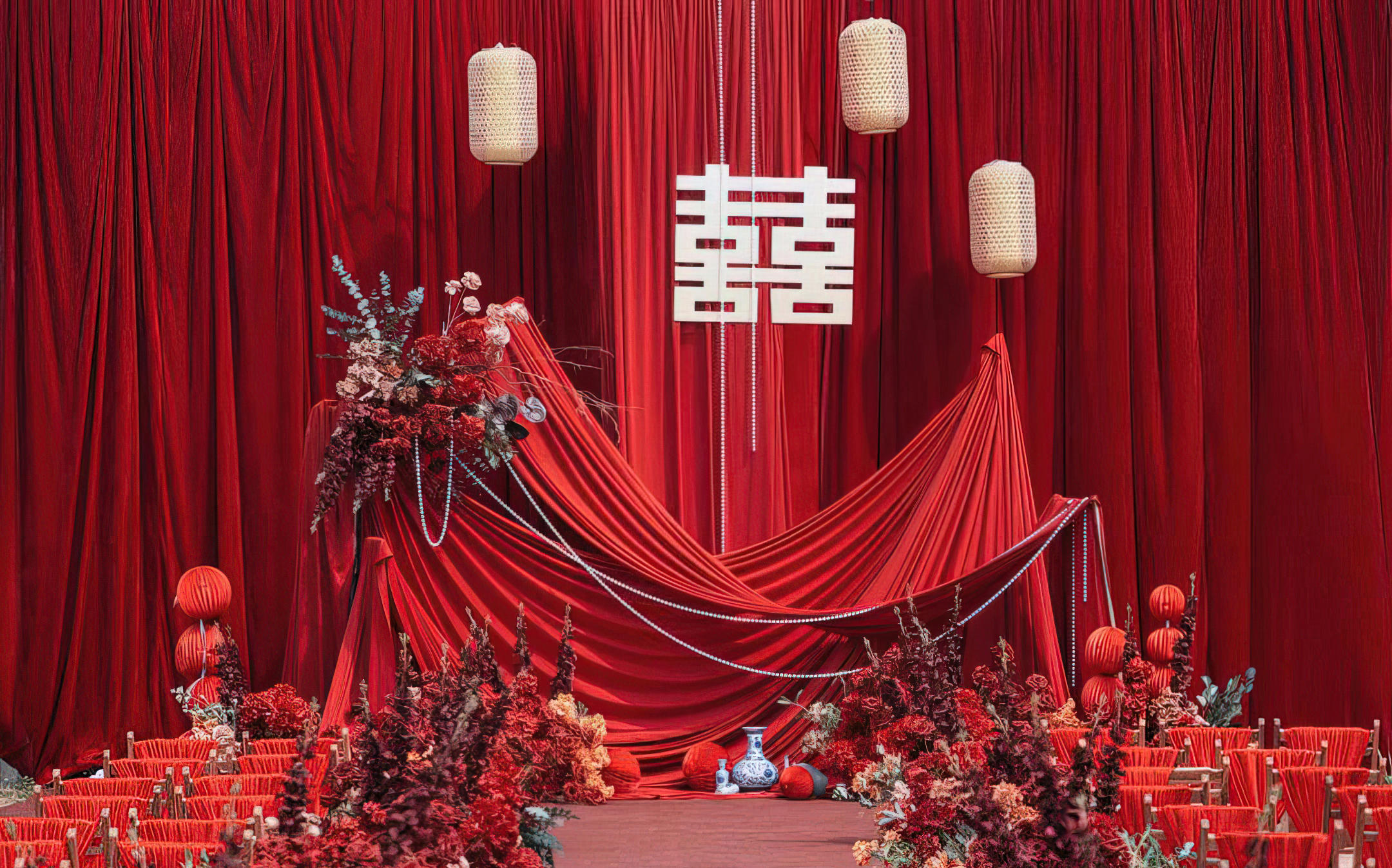 户外婚礼以红色喜字布艺点缀