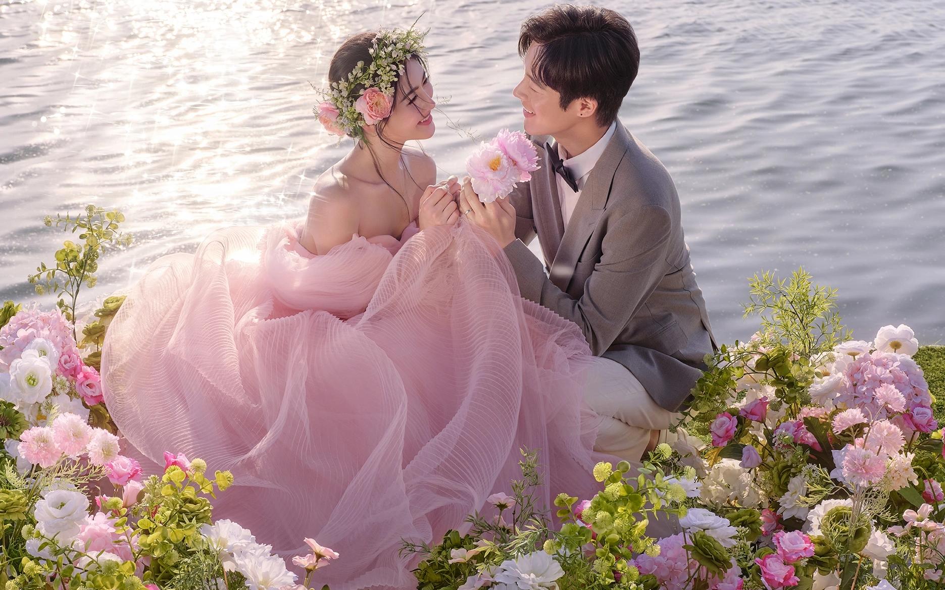 仙女都抗拒不了的粉色湖边婚纱照