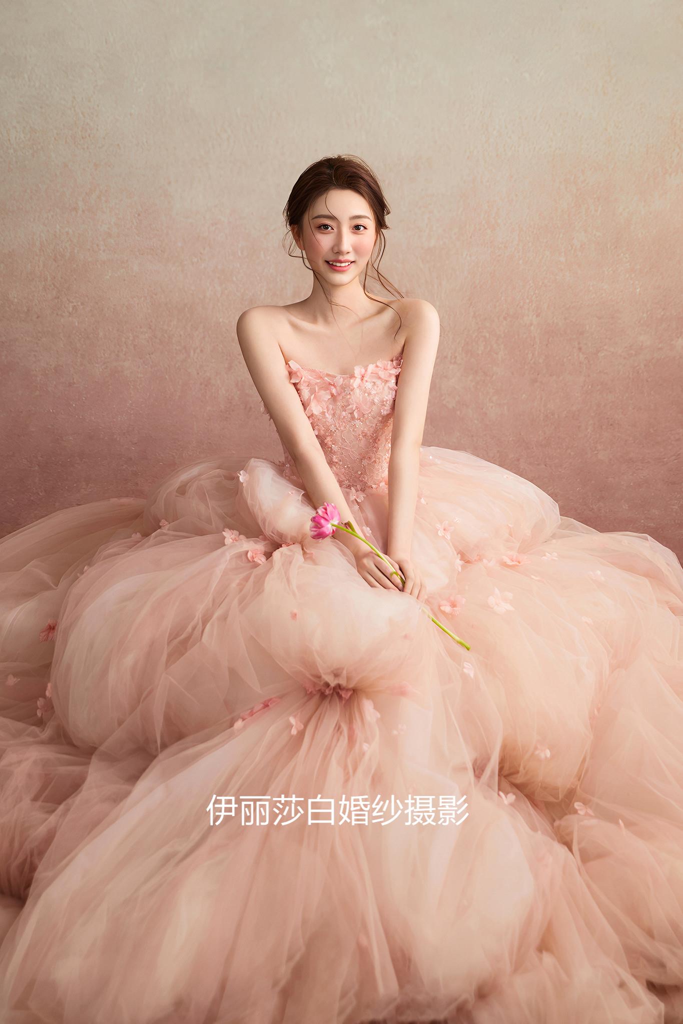 4699套餐送：跟妝+新娘4套+伴娘服+伴郎服 