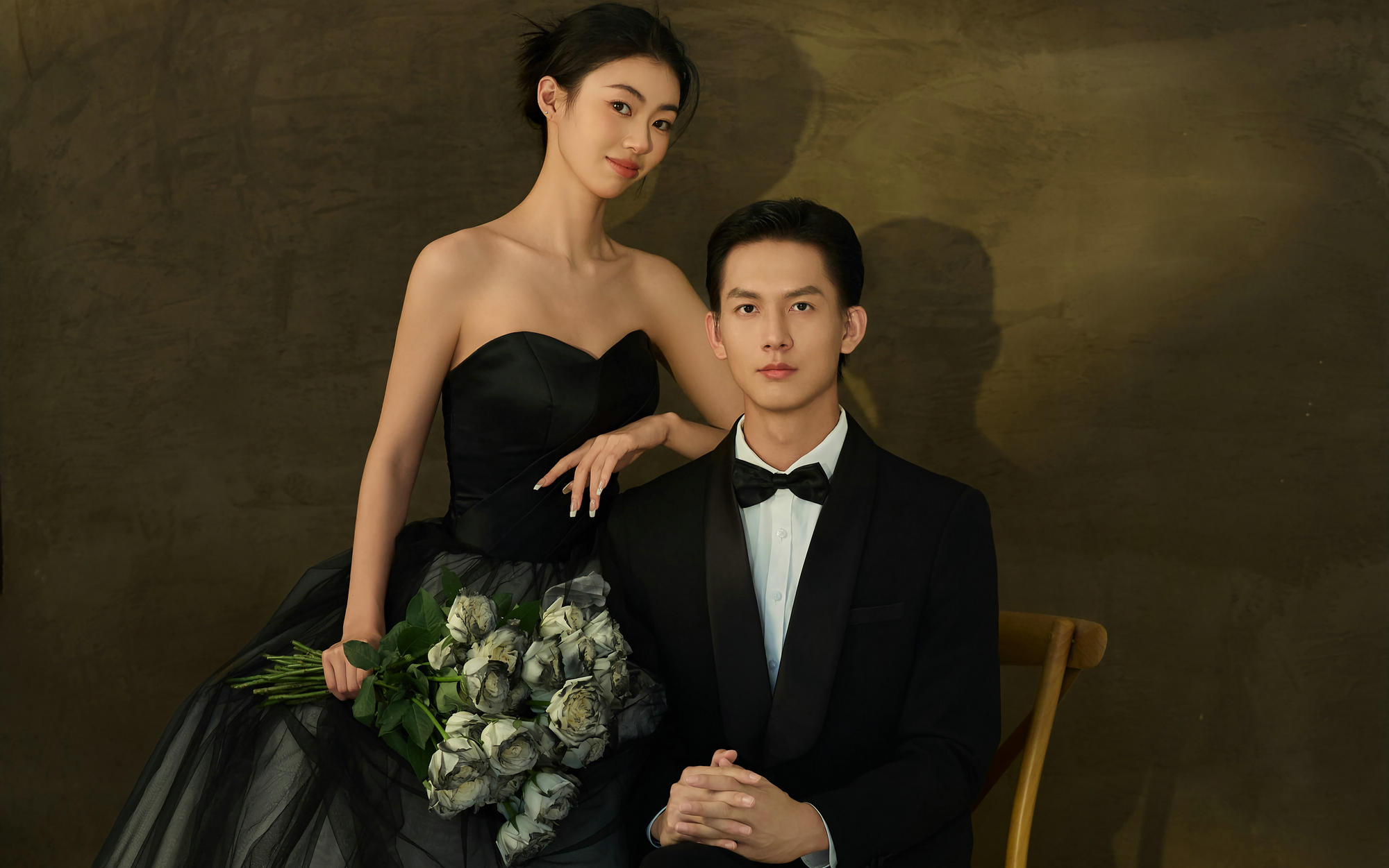 光影下的黑白油画婚纱照，像极了艺术品的模样