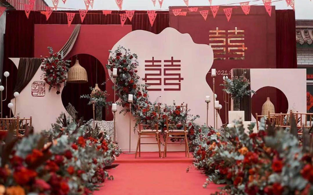 红色新时尚户外婚礼---花间喜铺