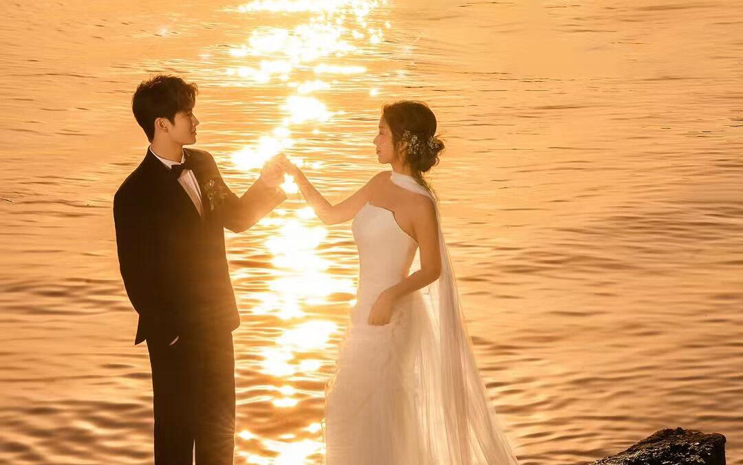 【湖边夕阳婚纱照】