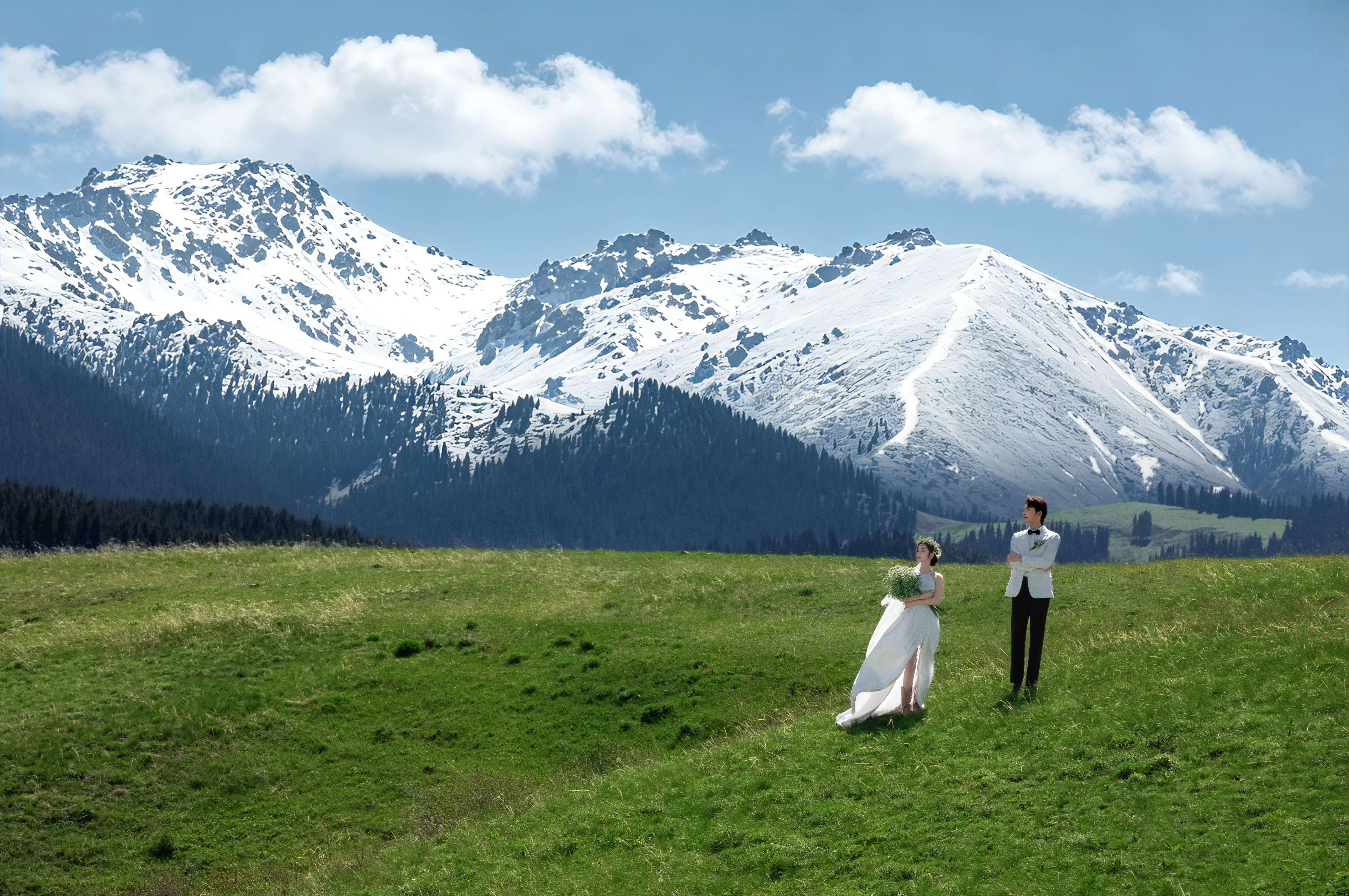 和你相擁在四下無人的雪山下??新疆旅拍