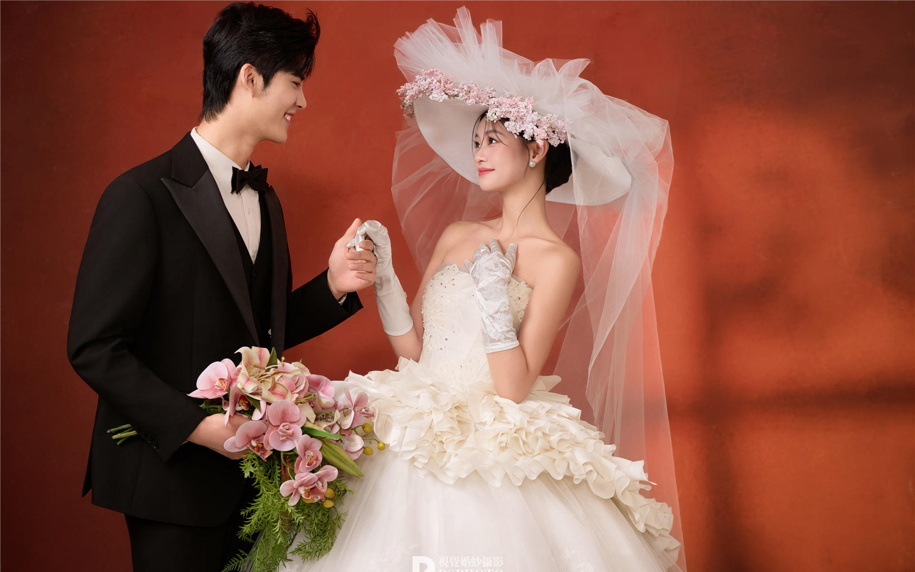 被這組法式復(fù)古婚紗照美哭??紅色背景太出片啦?