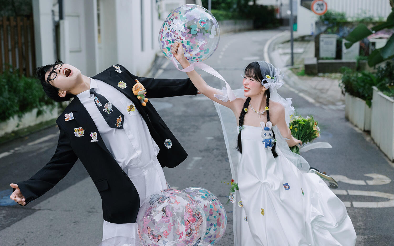 年轻人就拍点不一样🖤小众自由街拍婚纱照