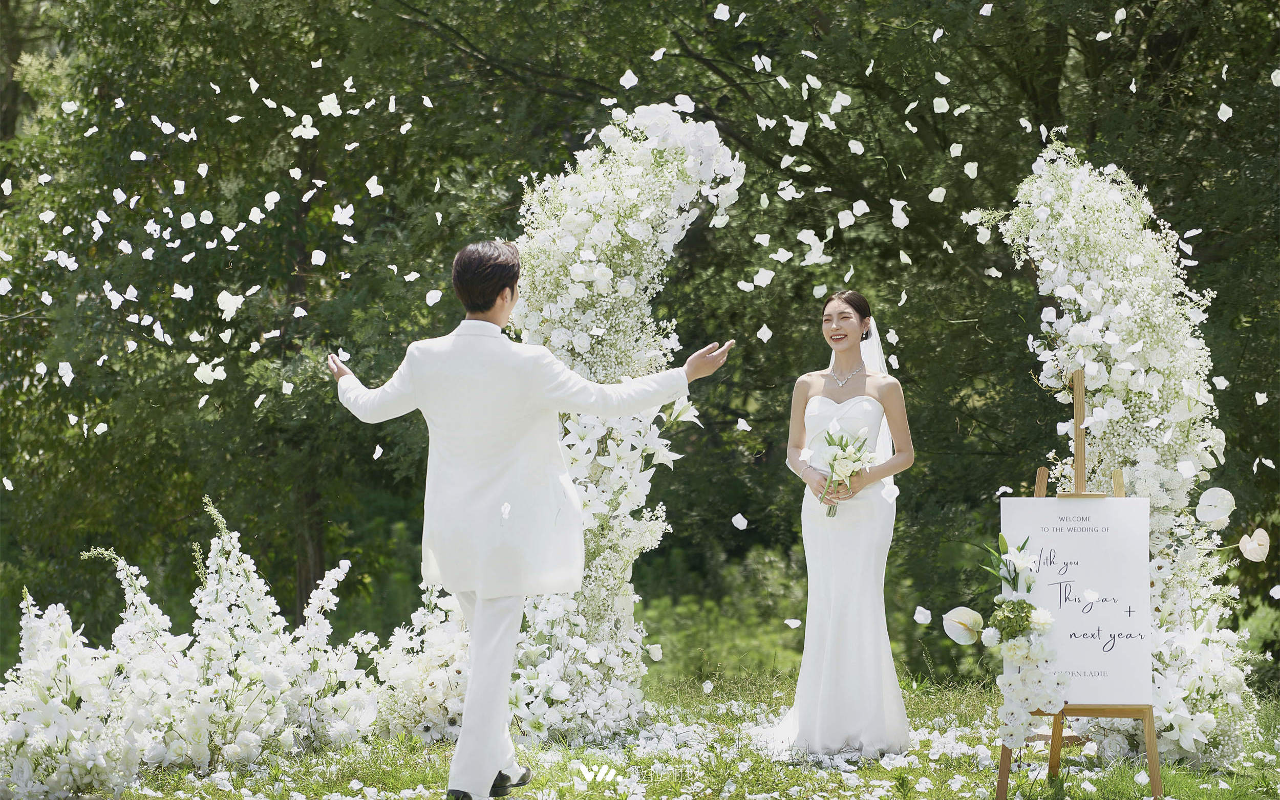 年轻人专属草坪婚礼仪式感，氧气感拉满💒