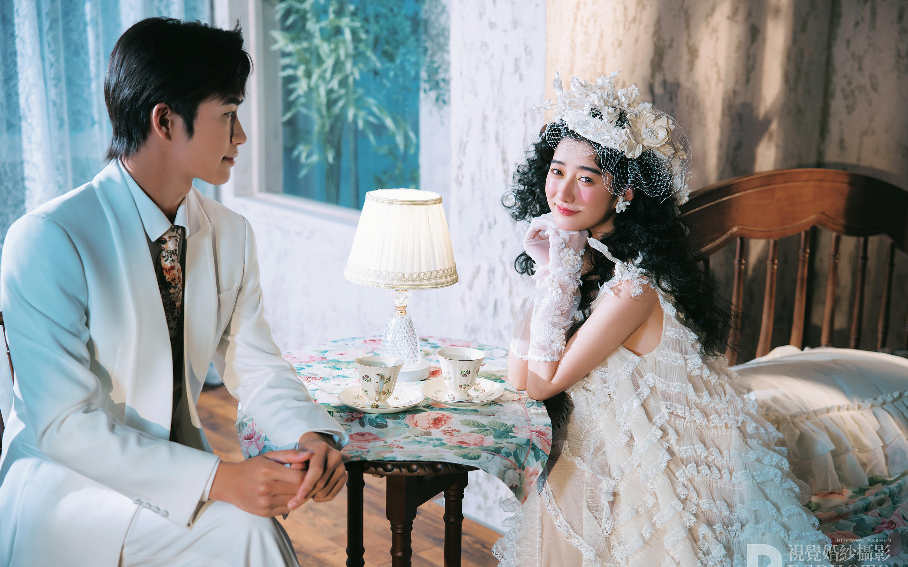 仿佛從老電影里走出來的女主??法式復(fù)古婚紗照