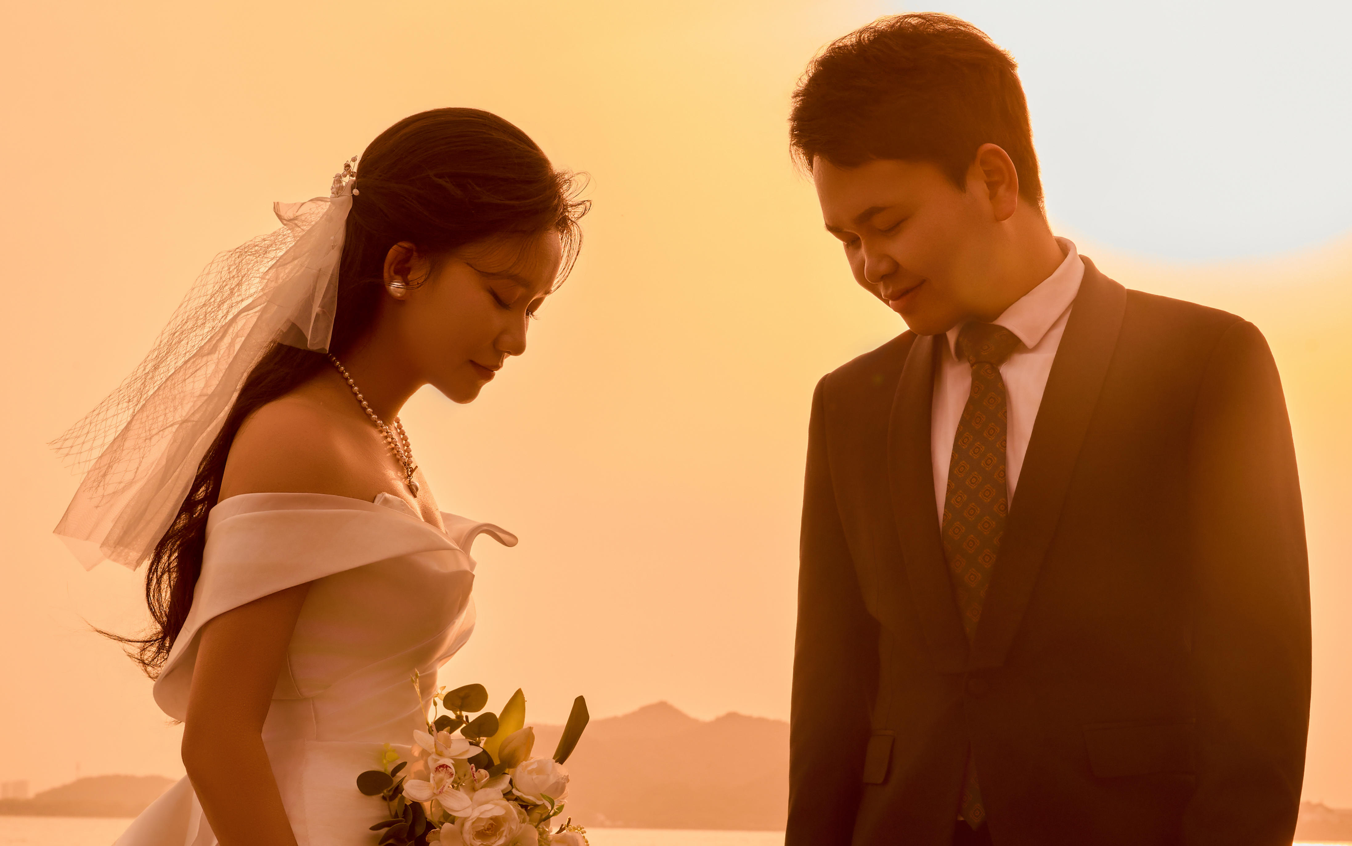 「客片鉴赏」🌸湖边夕照，婚纱照氛围感绝绝子！