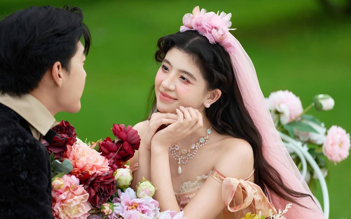 在逃公主婚纱照｜把童话搬进椰林草坪