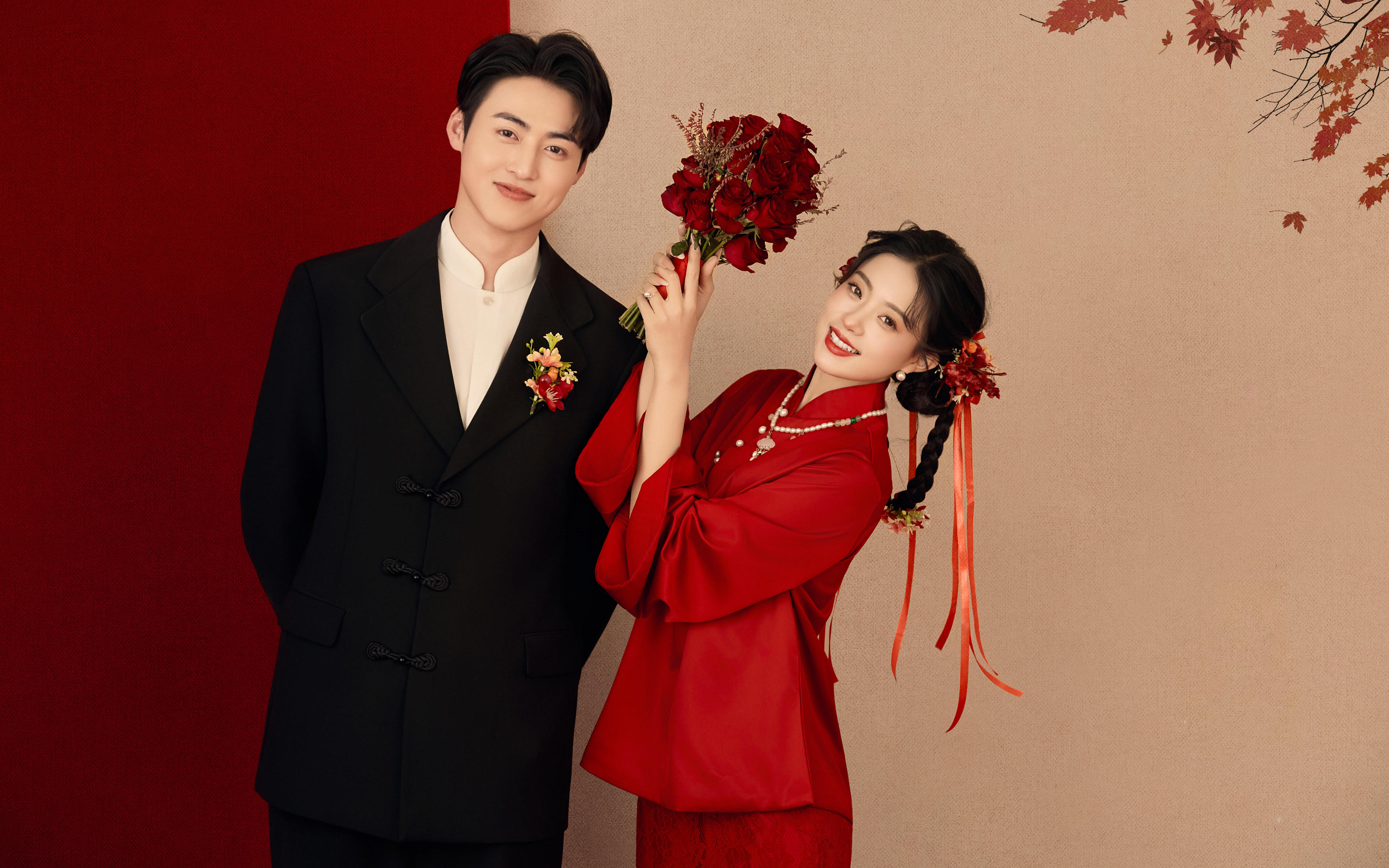 杏色背景下的新中式婚纱照 解锁新姿势