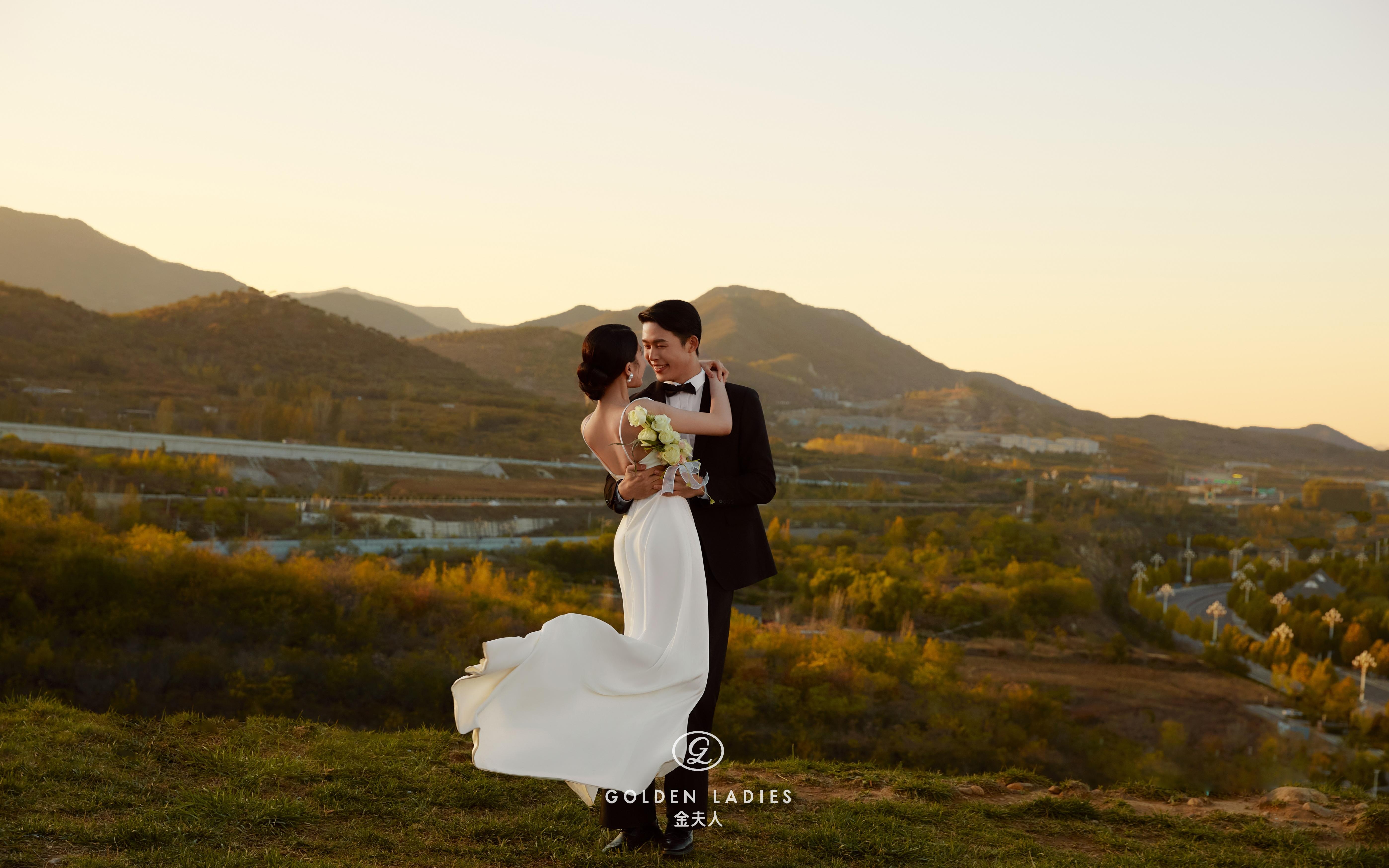 夕陽(yáng)下的婚紗照