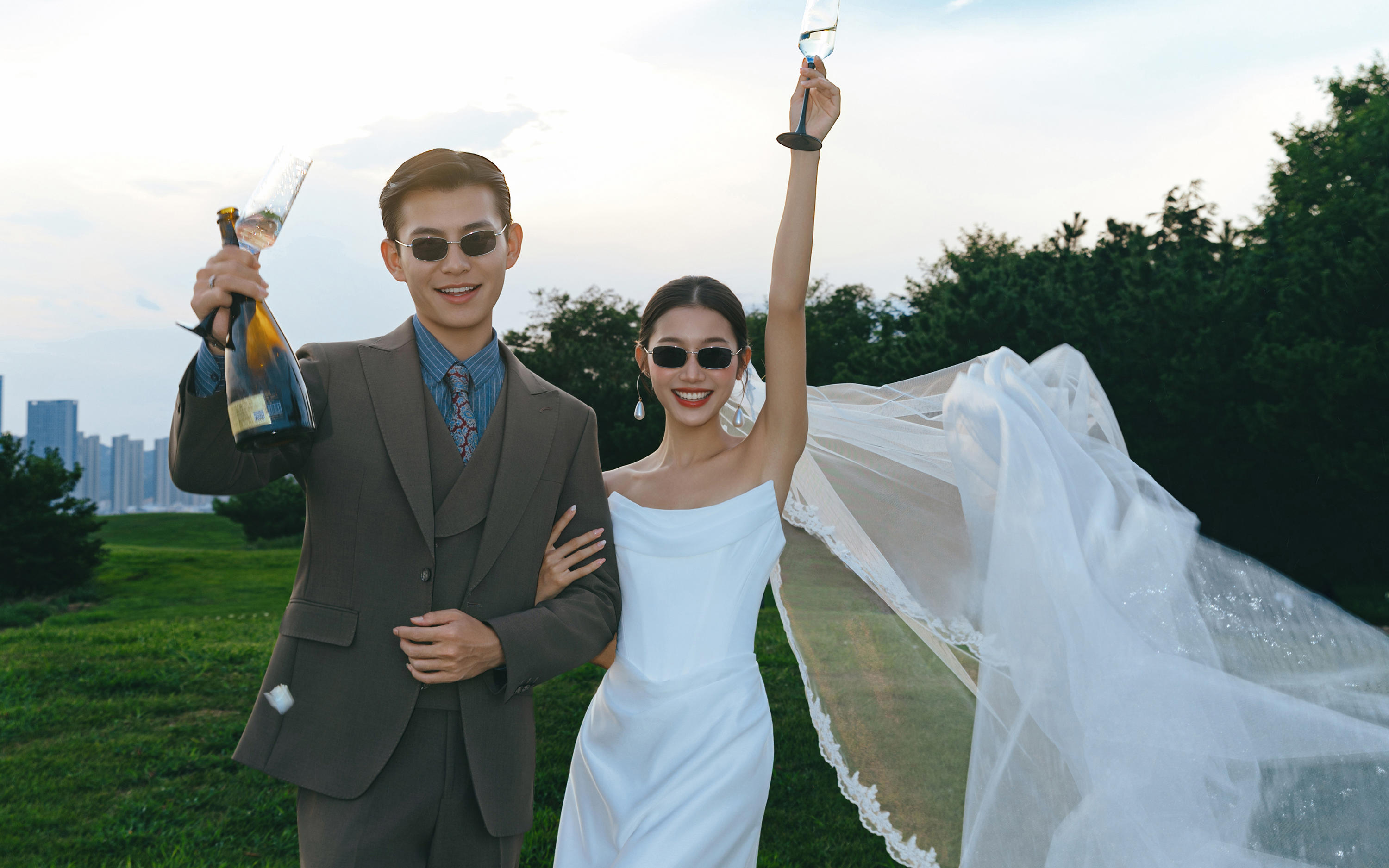 情緒紀(jì)實(shí)海邊草坪婚紗照，自由松弛快樂?? 