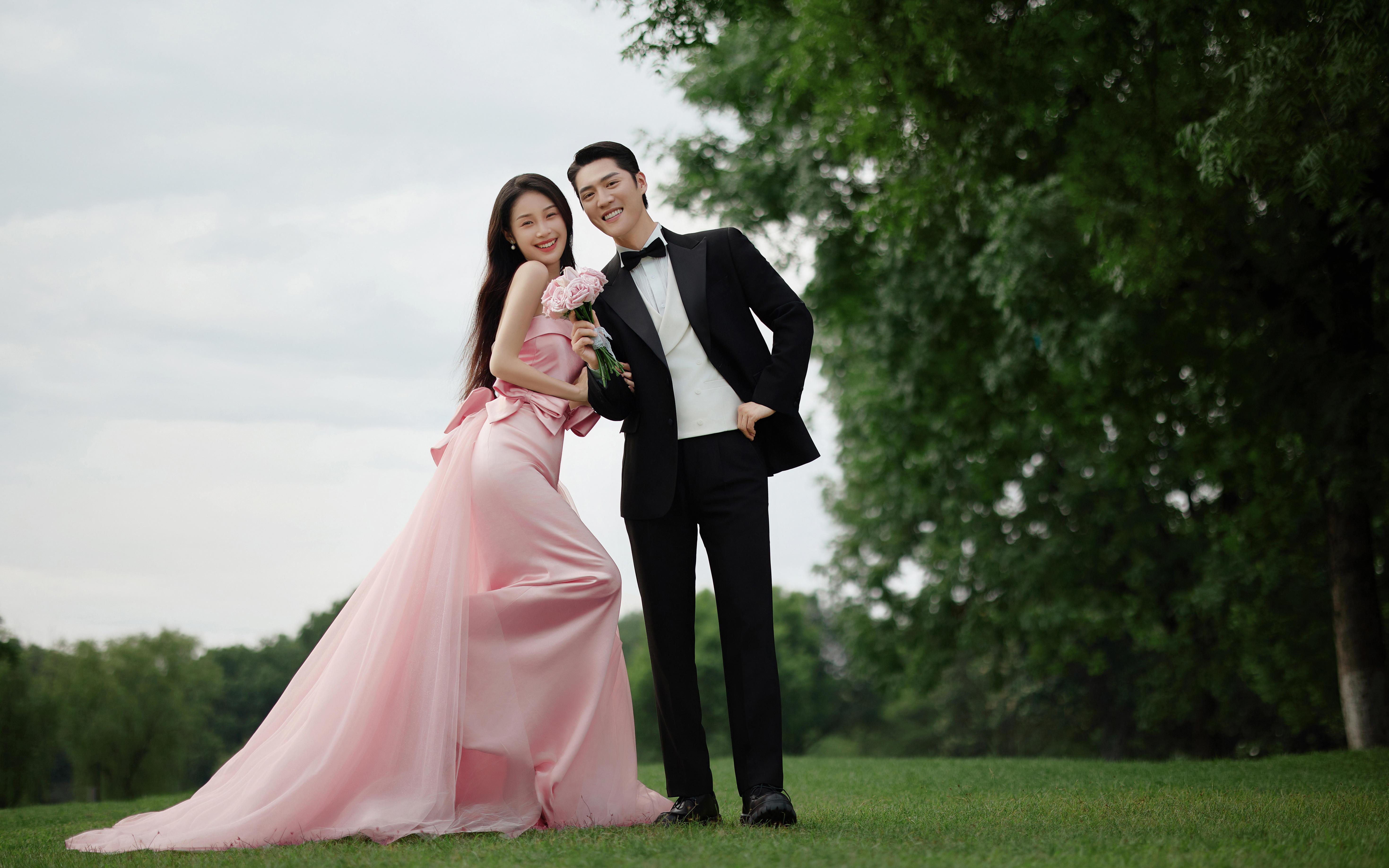 少女心爆棚！在草坪拍了组迪士尼在逃公主婚照