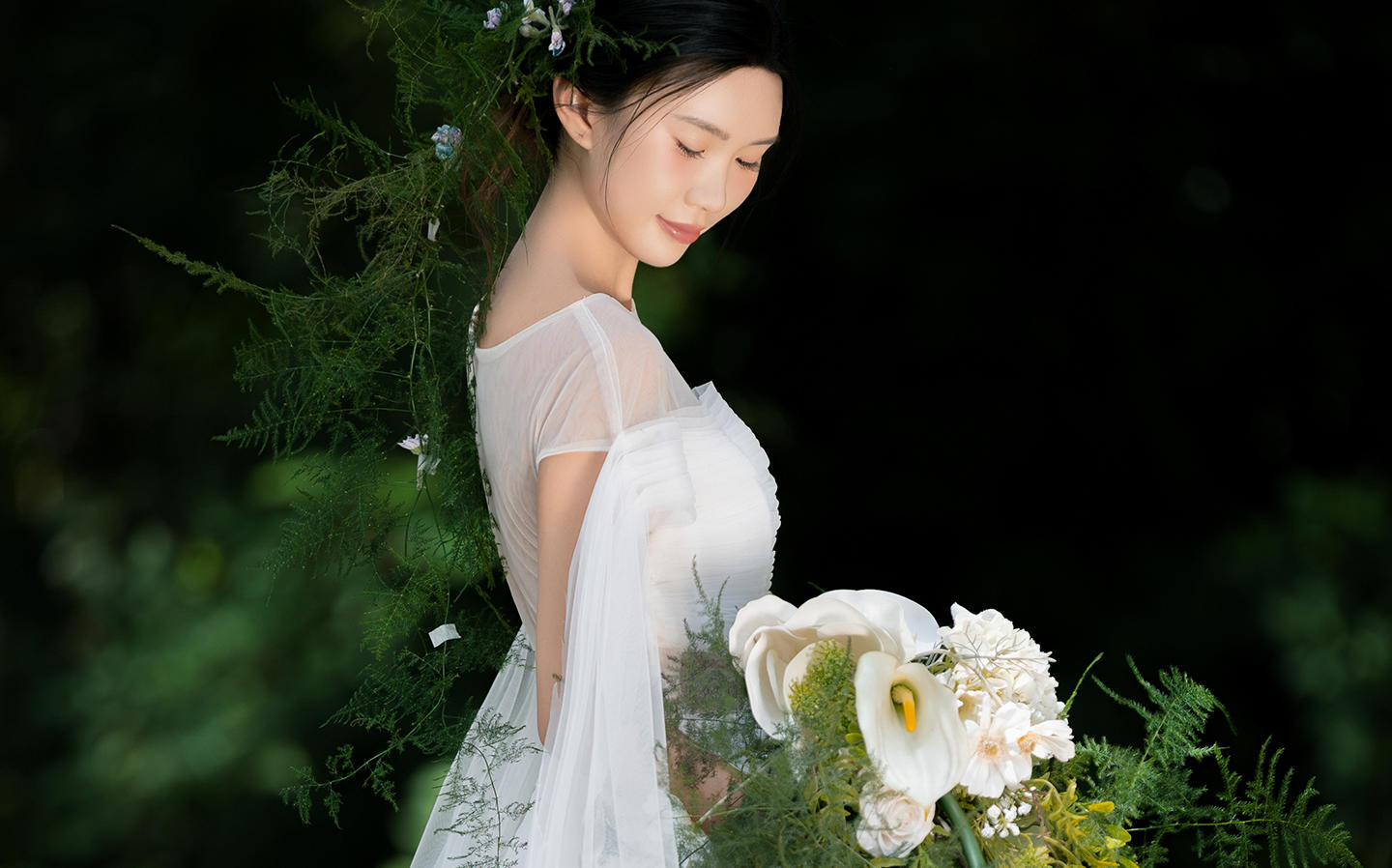 【皇后视觉】被问爆了，谁拍谁好看的森系草坪婚纱照