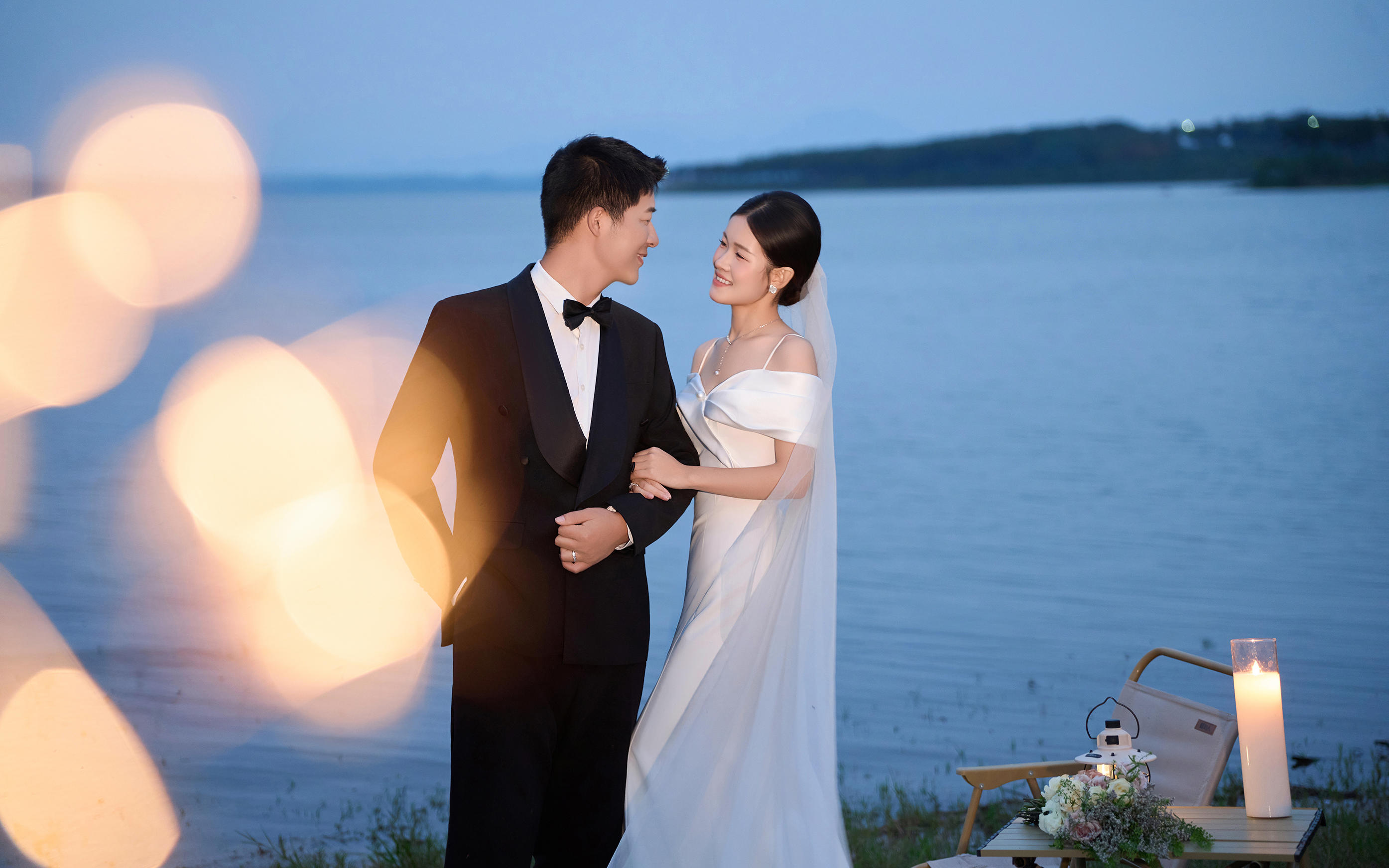 藍調(diào)時分的夜景婚紗照｜每一幀都是電影級別