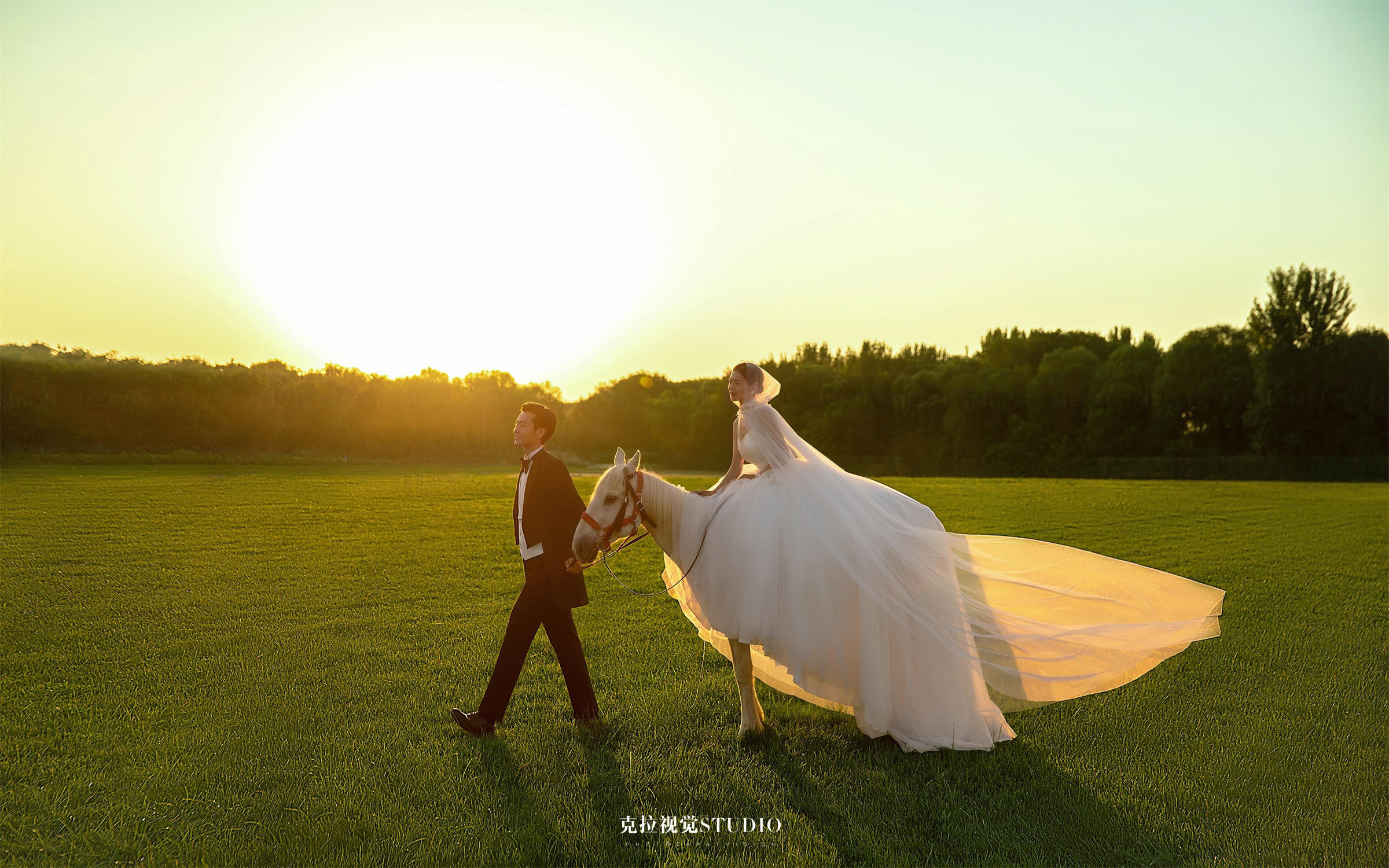 一眼心动的夕阳草坪婚纱照,满满电影感