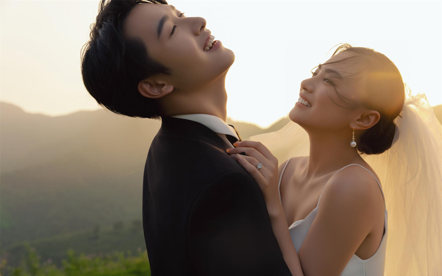 自由甜蜜感山景草坪婚纱照