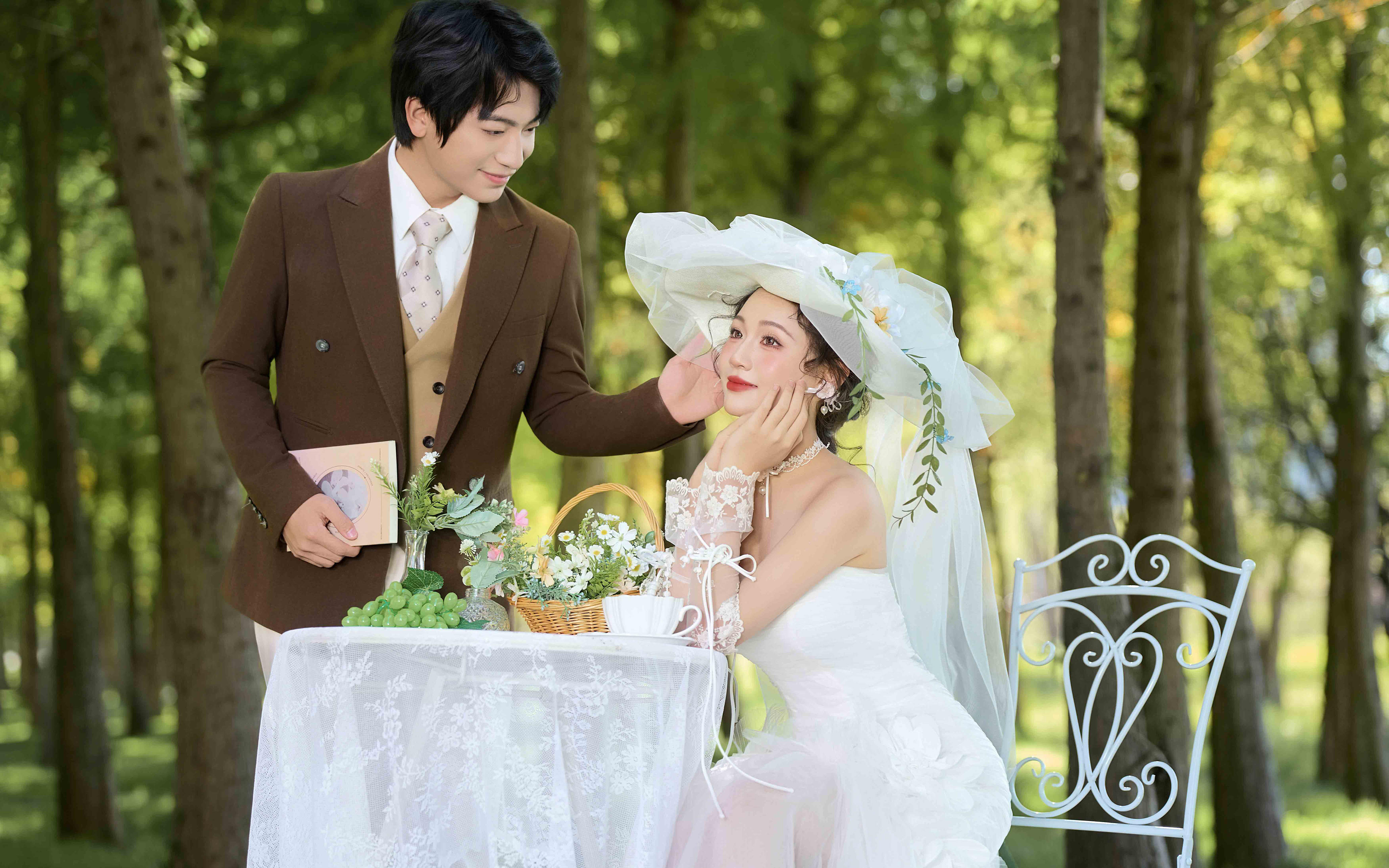 🌿 草坪偷穿婚纱｜森系童话照进现实