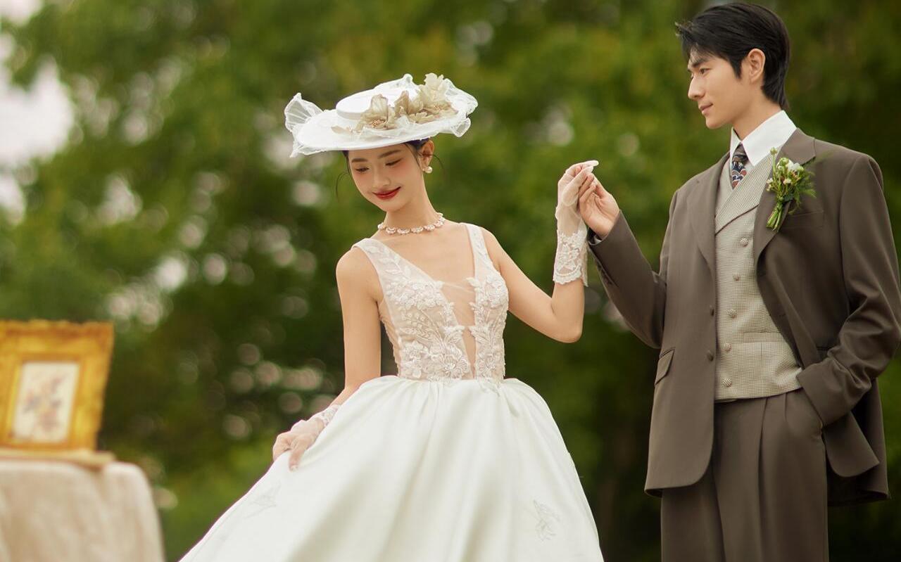 看一眼心動的法式草坪婚紗照??