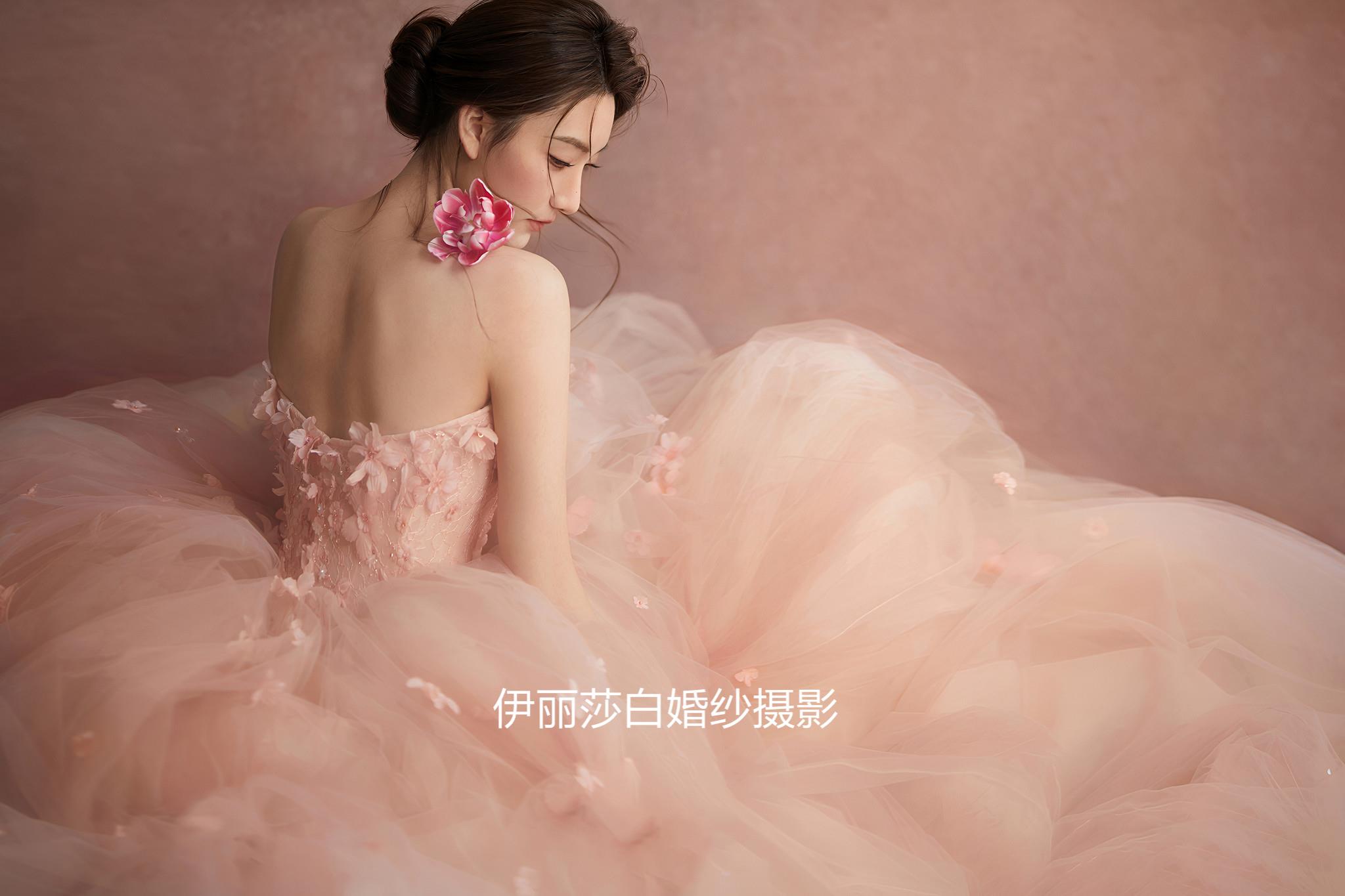 4699套餐送：跟妝+新娘4套+伴娘服+伴郎服 