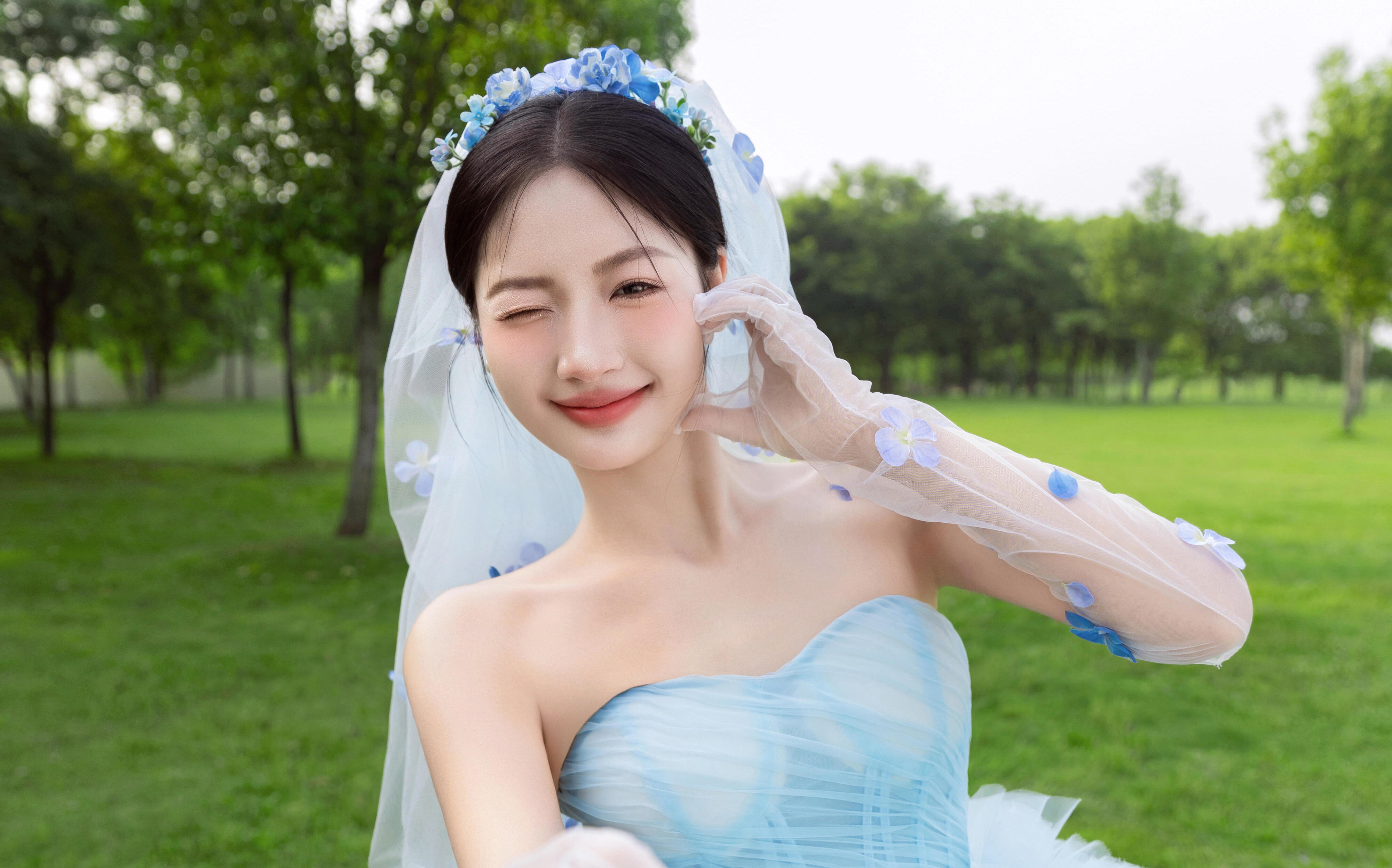 把春天揉进婚纱照里～这组蓝调太治愈啦‼️||