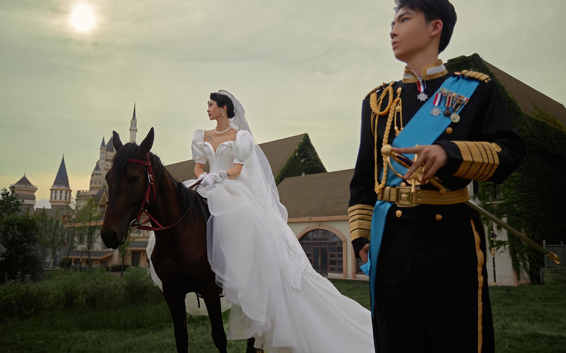 城堡騎士風(fēng)婚紗照 槍與玫瑰隨時(shí)為公主待命