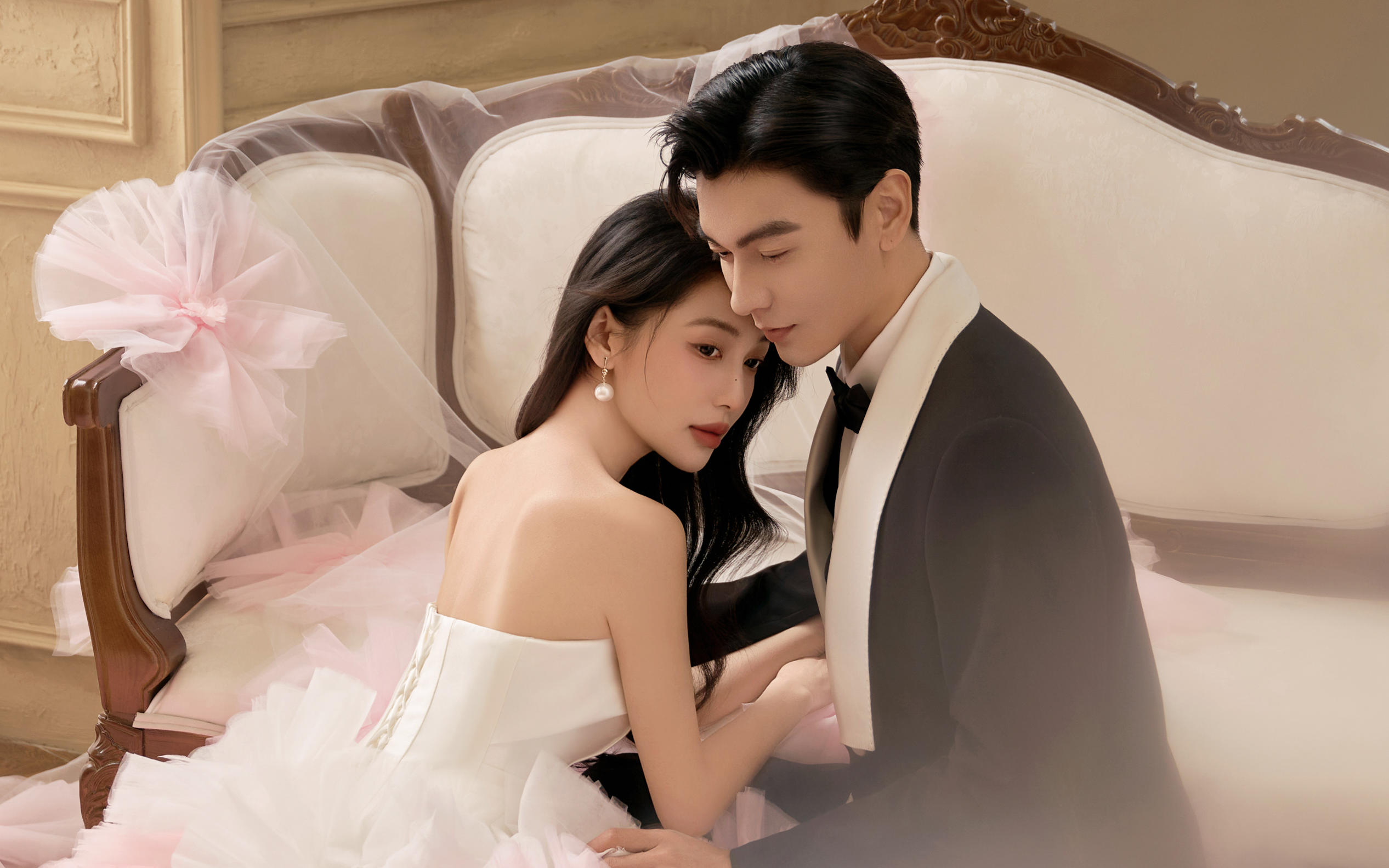 古堡室内实景婚纱照💖温柔粉色纱裙太心动