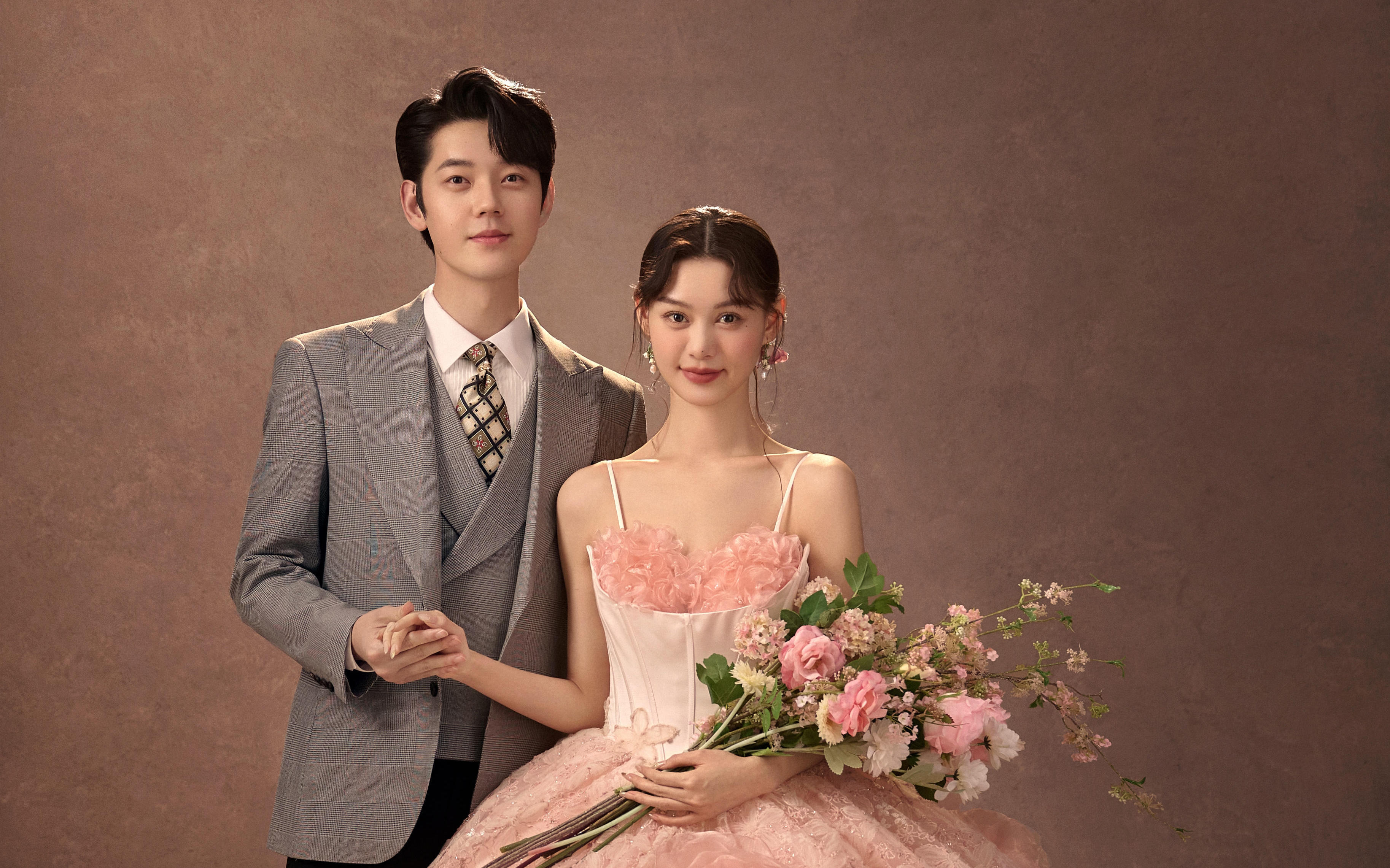 粉色梦境成真！我的樱花粉油画婚纱照