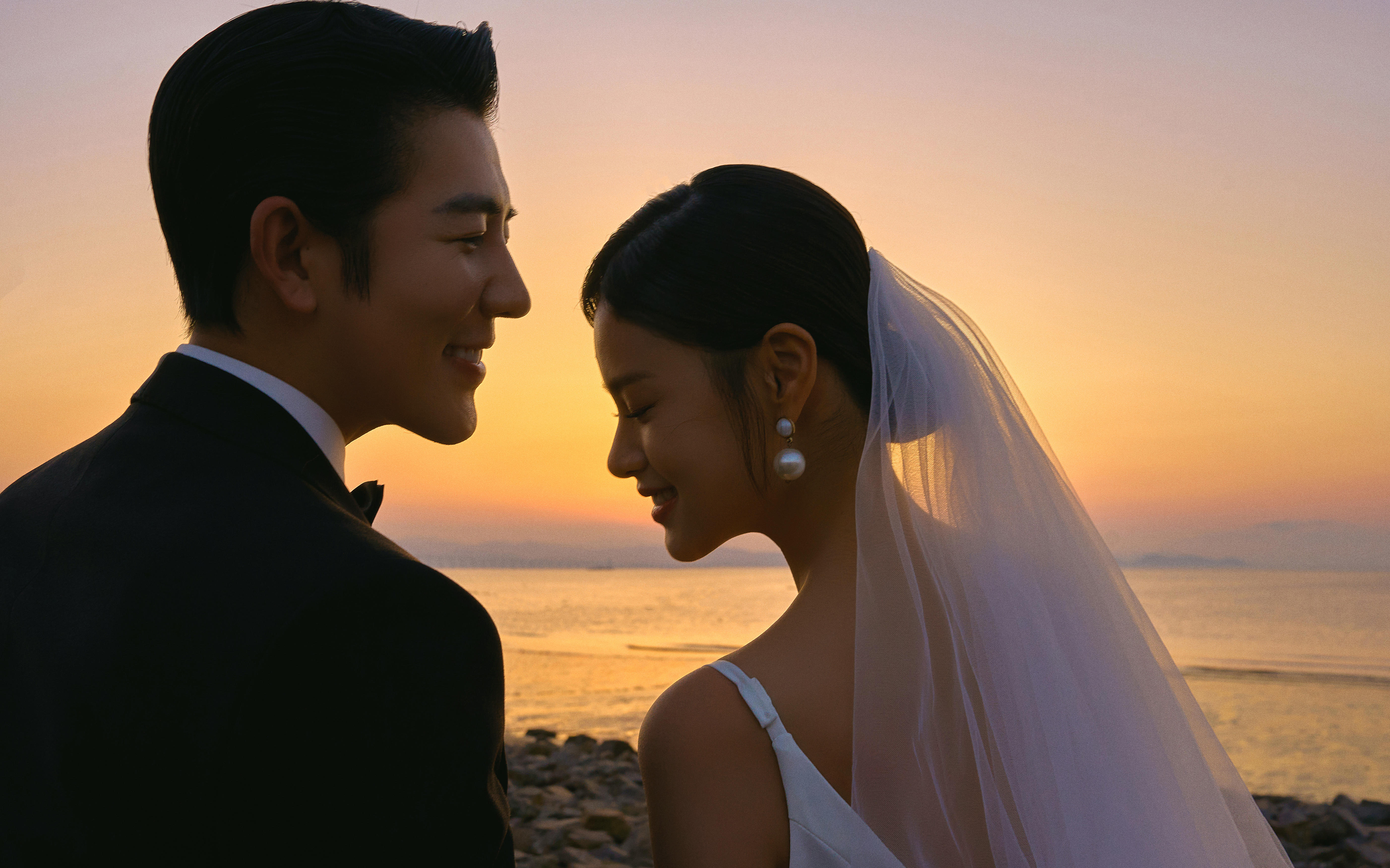 海景夕阳婚纱照，美得像一幅油画！