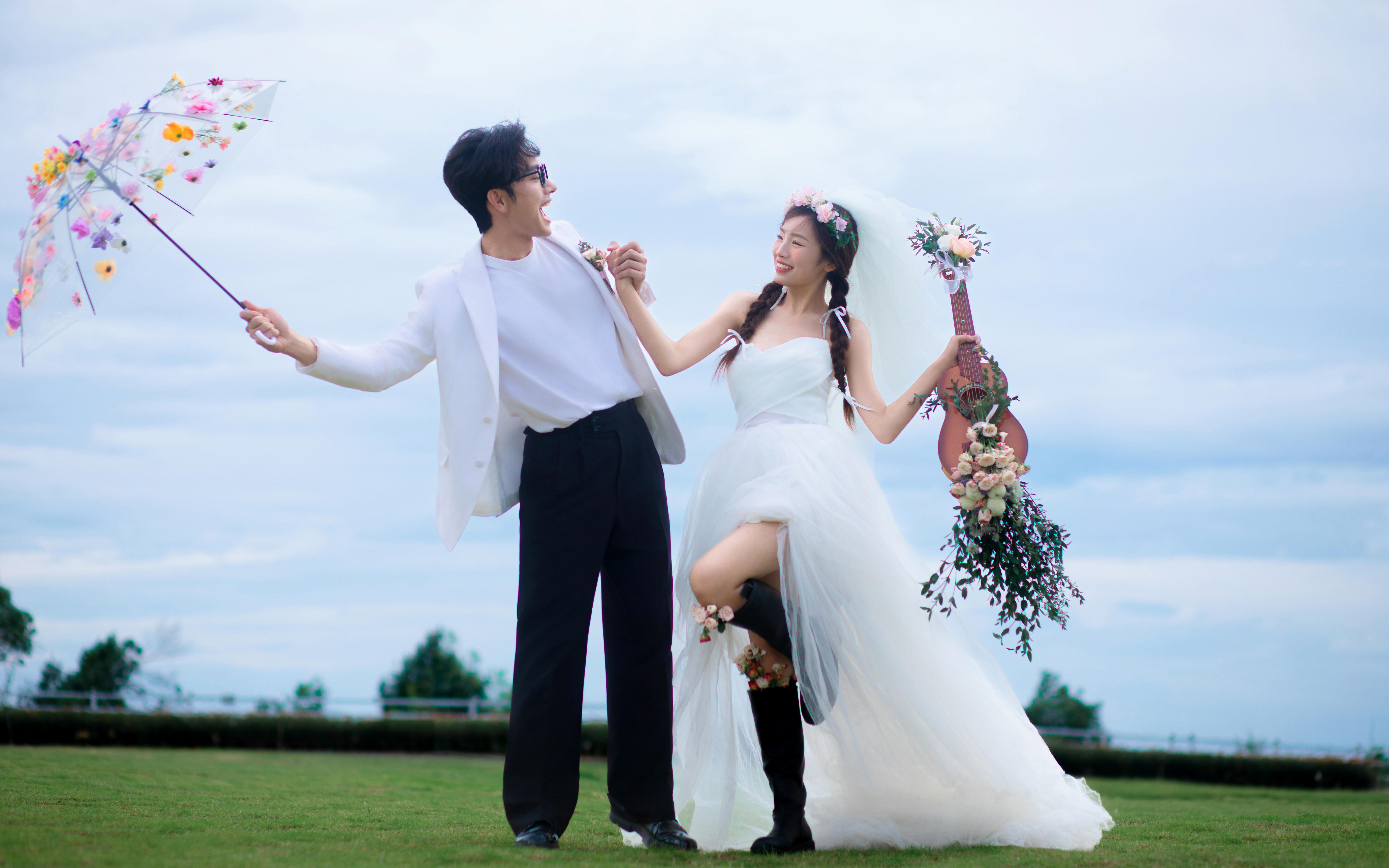 这一对太甜了！氛围感拉满～📸草坪婚纱照