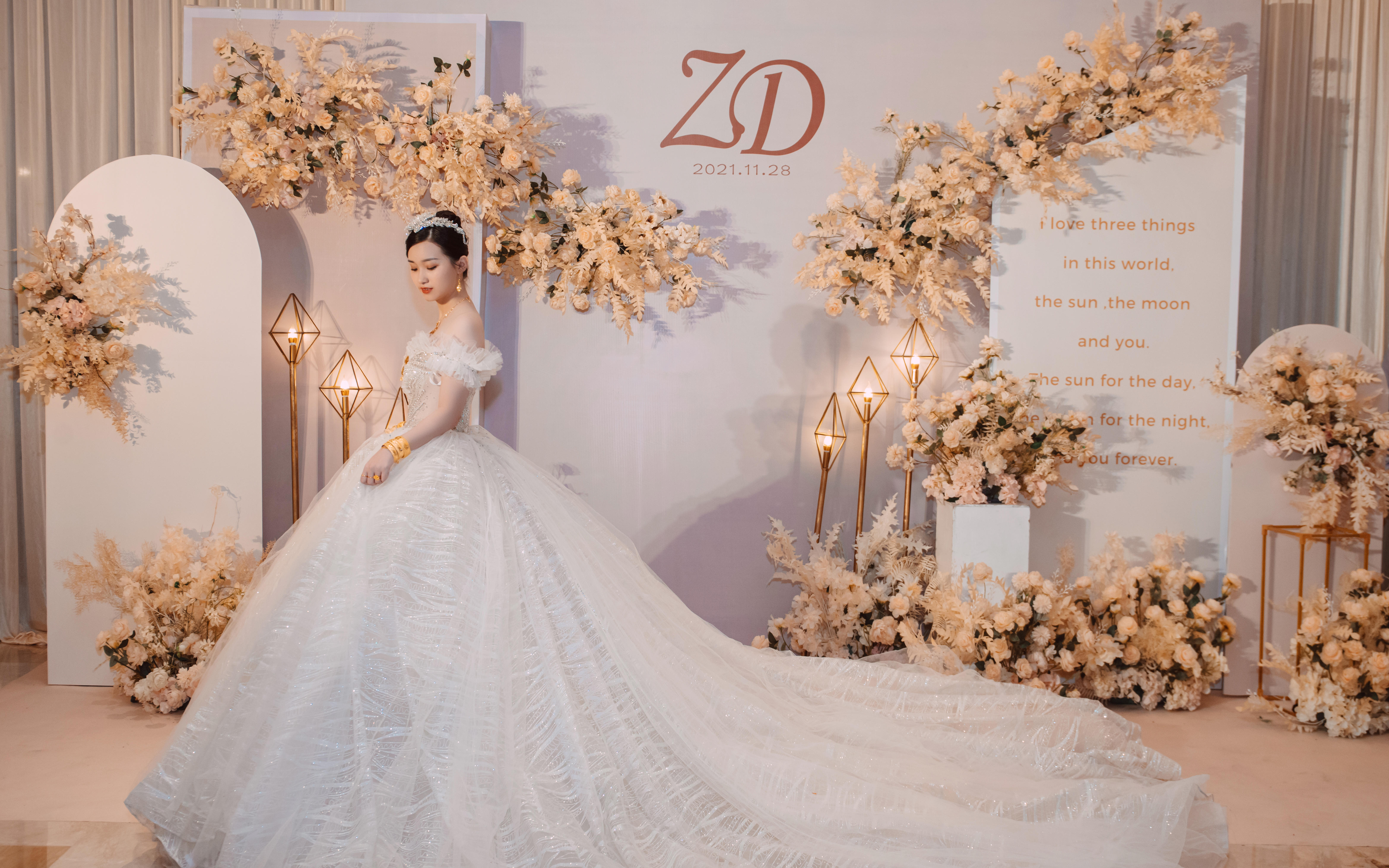 香槟色小预算婚礼|婚纱礼服|灯光花艺|督导音控